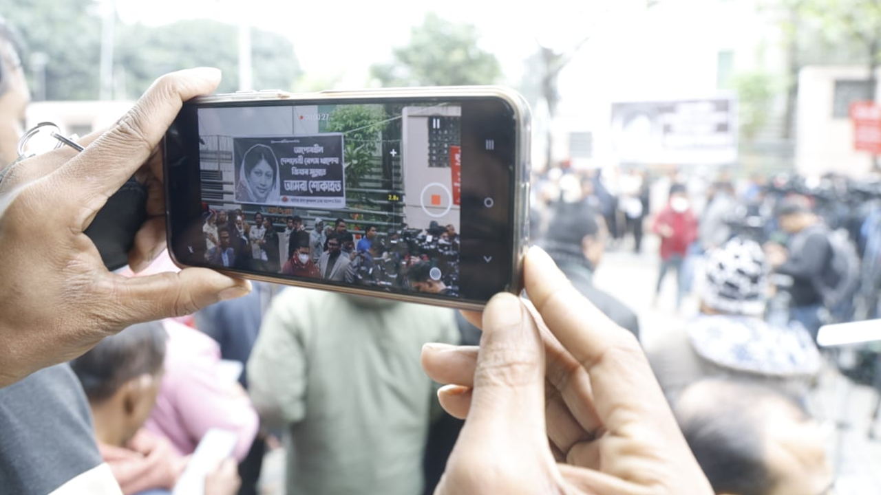 হাসপাতালে প্রবেশের সুযোগ নেই। তাই দূর থেকে মোবাইল ফোনে ছবি তোলেন ভক্ত-অনুরাগীরা।