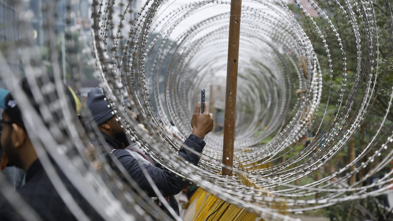 হাসপাতালের প্রাঙ্গণের নিরাপত্তায় কাঁটাতারের ব্যারিকেড দিয়েছে আইন-শৃঙ্খলাবাহিনী। তবে মোবাইল ফোনে ছবি তুলতে বাধা নেই।