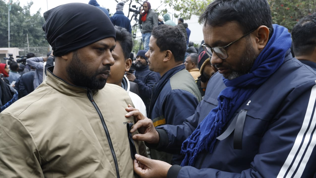 বিএনপি চেয়ারপারসন খালেদা জিয়ার মৃত্যুতে সমব্যাথী এক কর্মীকে কালো ব্যাজ পরিয়ে দেয়া হচ্ছে।