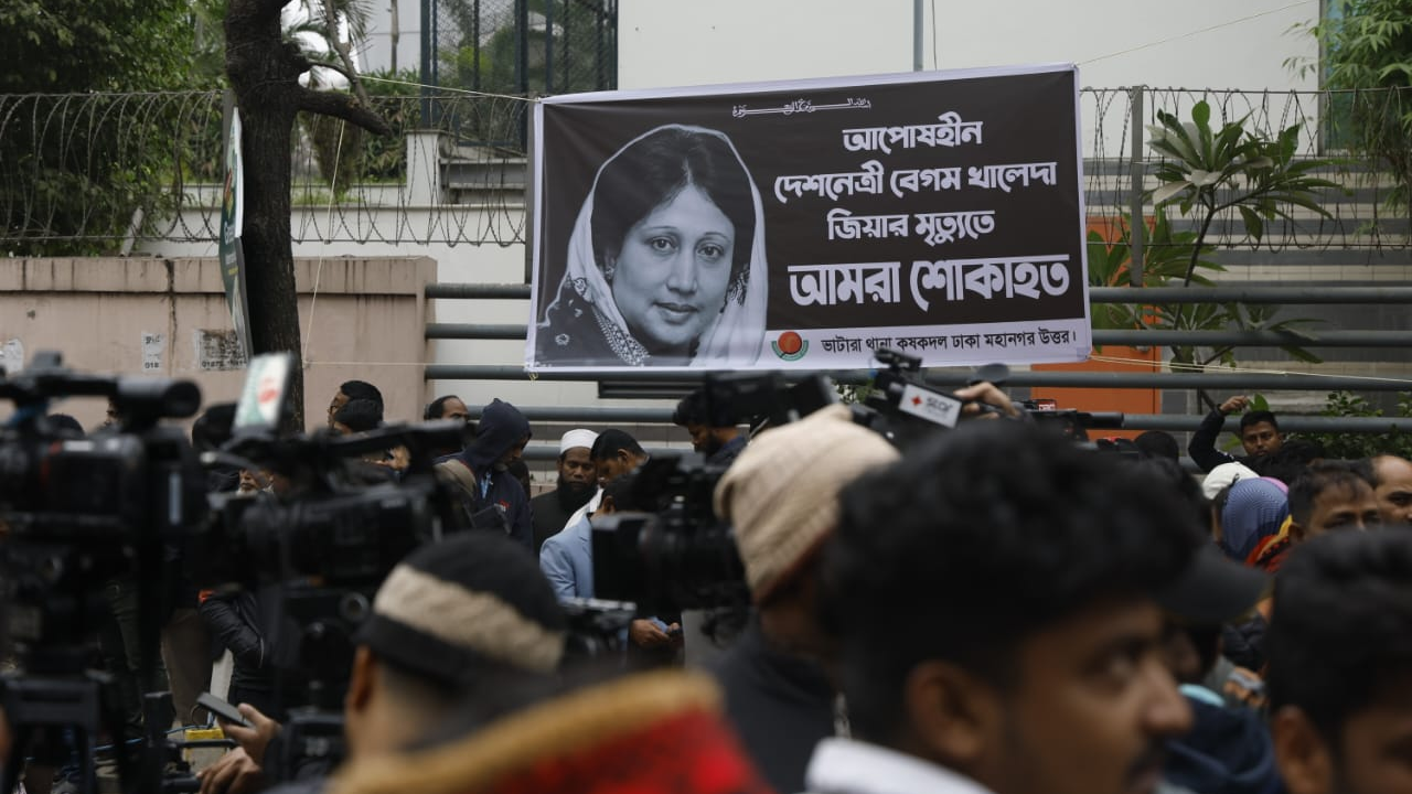 খালেদা জিয়ার জন্য শোক জানিয়ে হাসপাতালের গেটে ব্যানার সাঁটানো হয়েছে।