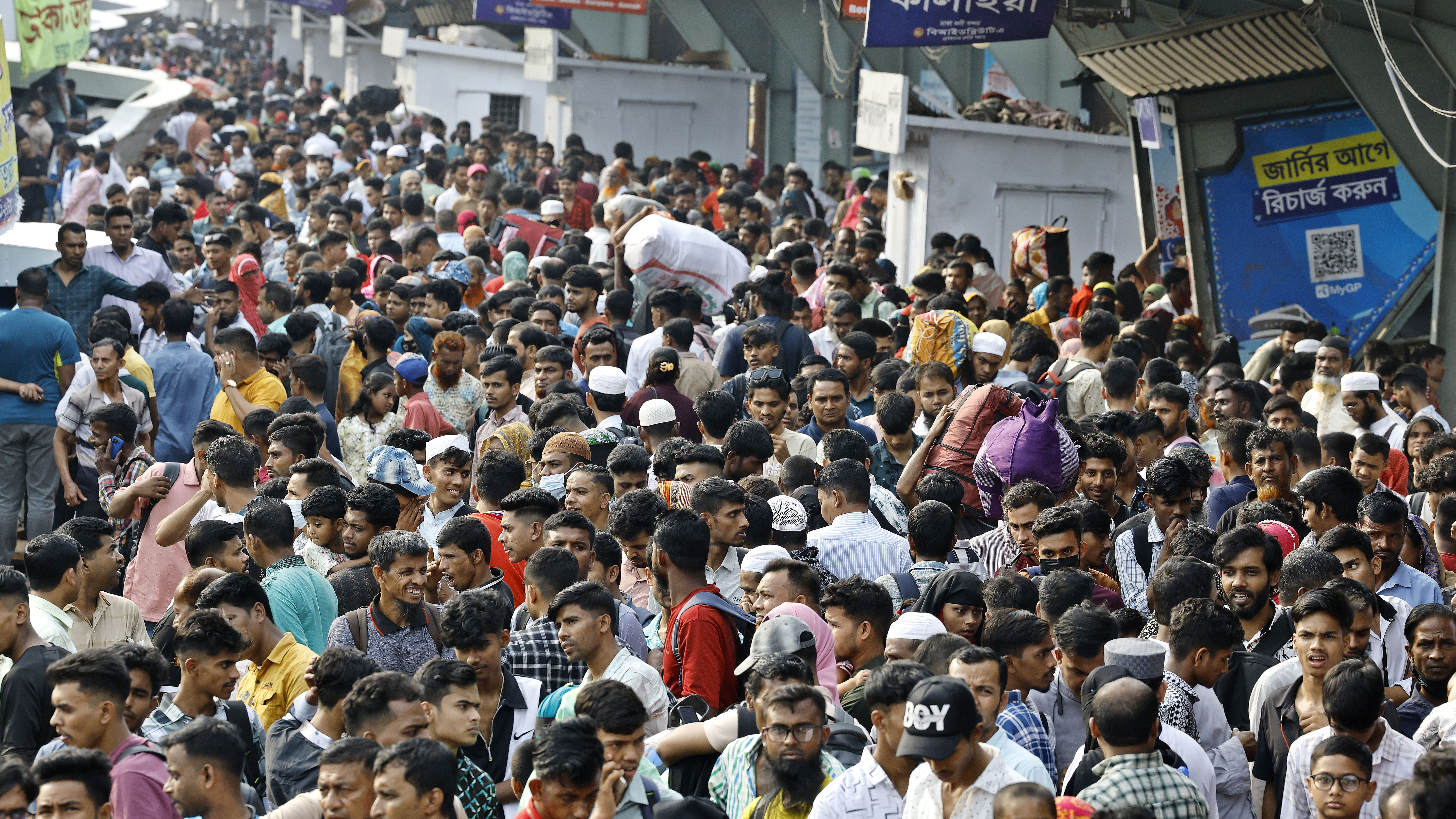 ঈদের আনন্দ সবার সঙ্গে ভাগ করতে সদরঘাট লঞ্চ টার্মিনালে ছিলো উপচেপড়া ভিড়