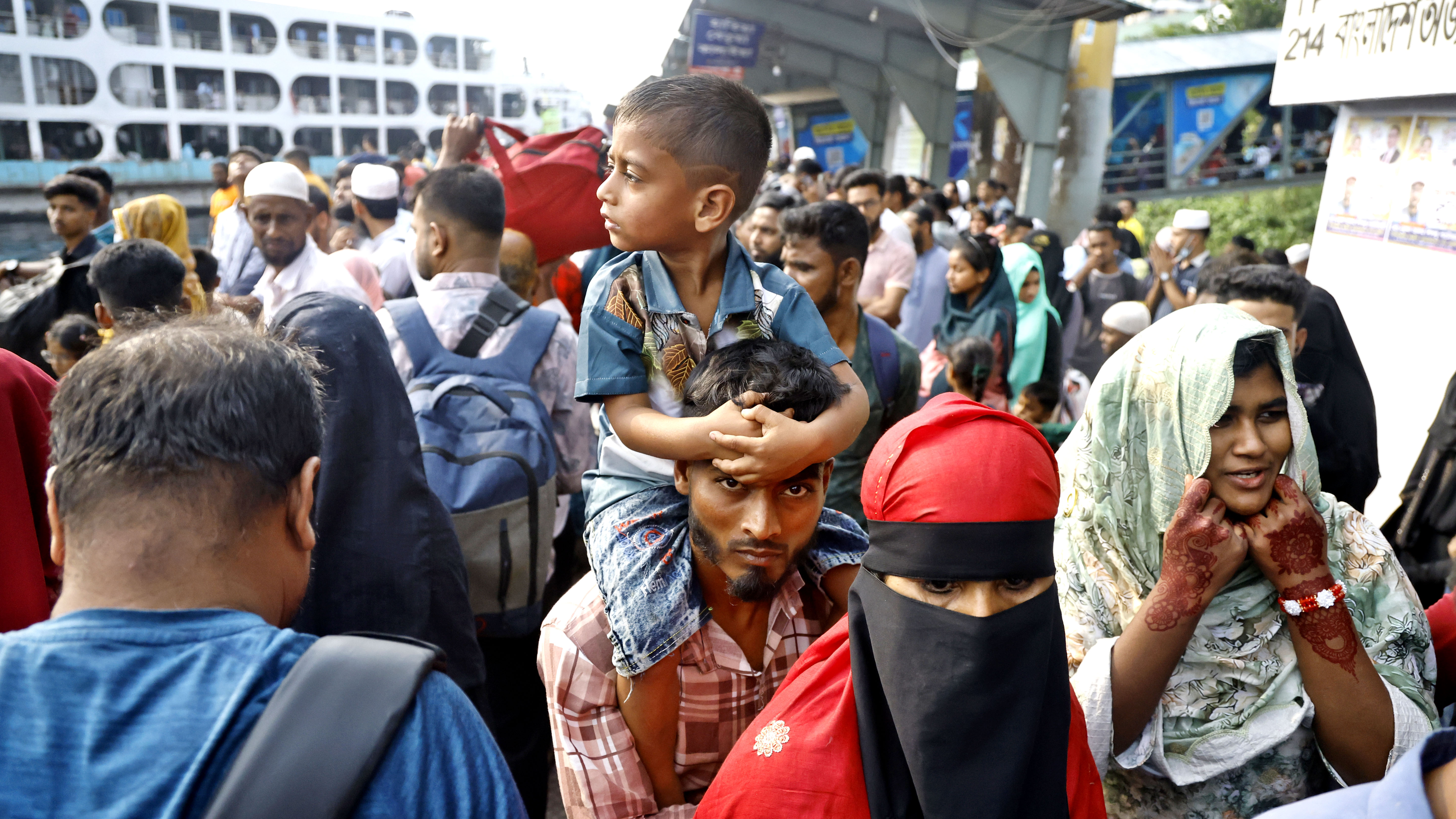 বাবার কাধে চড়ে দাদীর বাড়ি ঈদ করতে যাচ্ছে এক শিশু