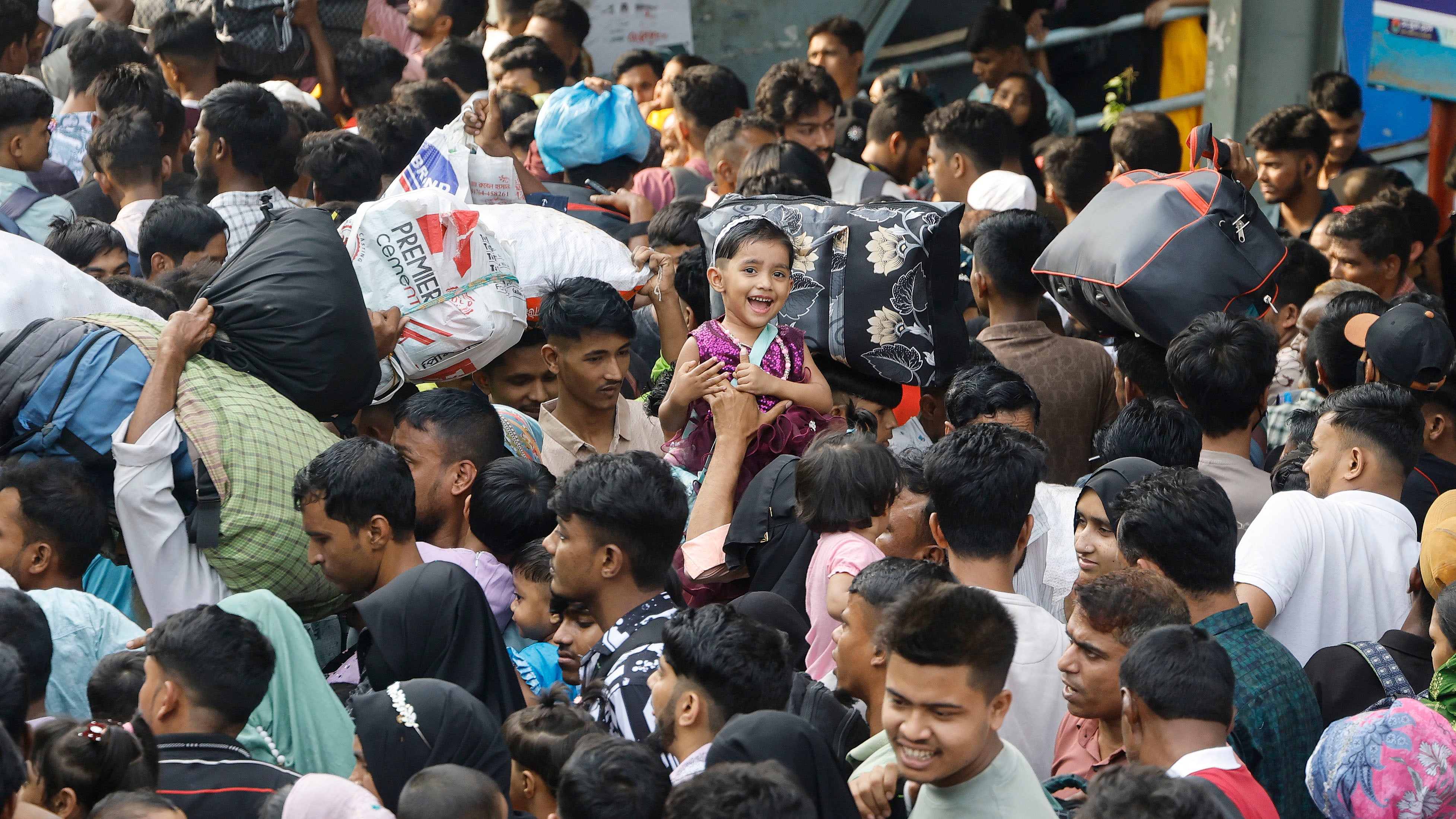 শত ভিড়, প্রতিবন্ধকতা, দুর্ঘটনাও মলিন করতে পারেনি শিশুর ঈদযাত্রার খুশি