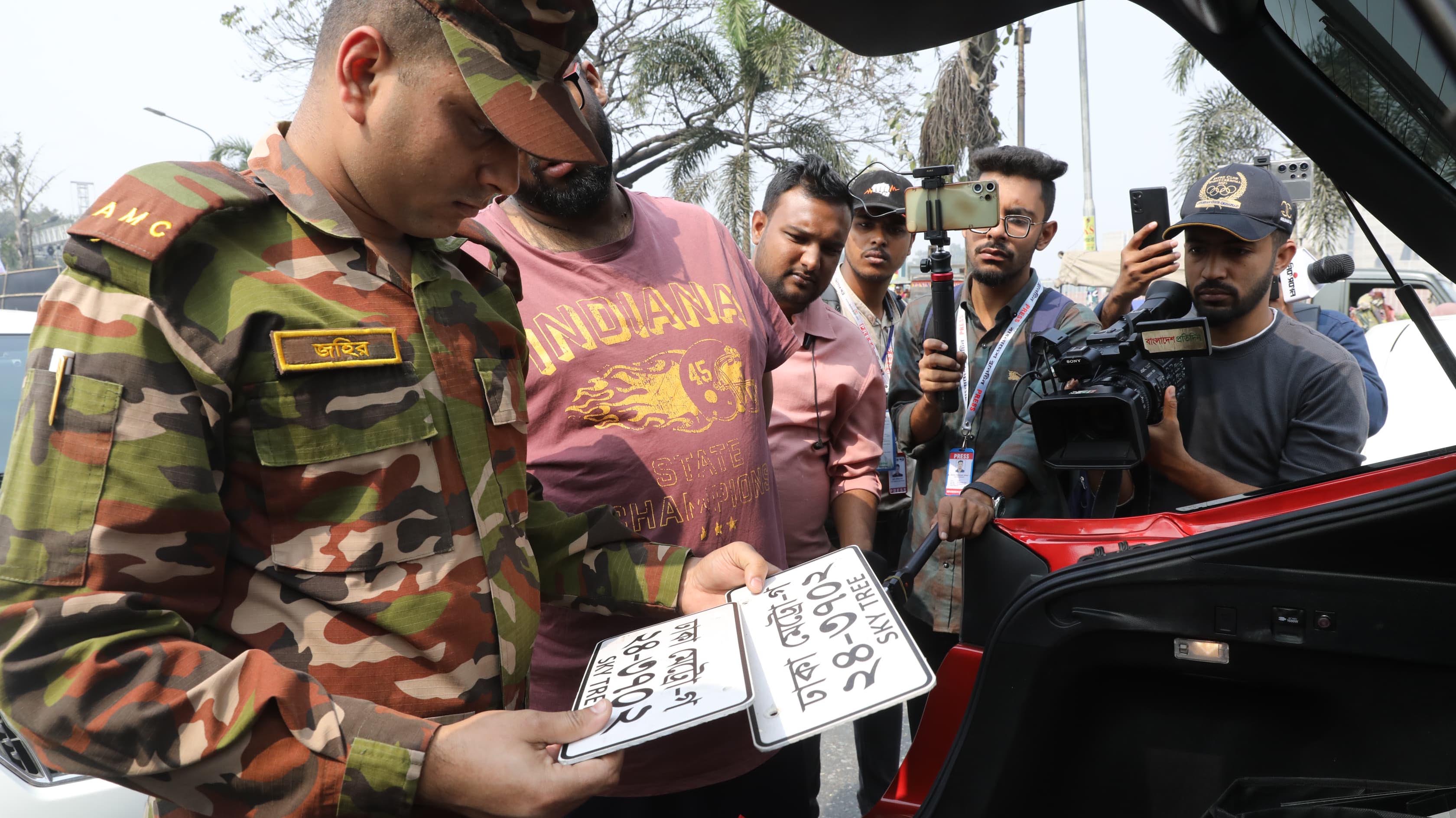 মানিকমিয়া এভিনিউতে পরিচালনা করা হয় যৌথ বাহিনীর নিরাপত্তা তল্লাশি