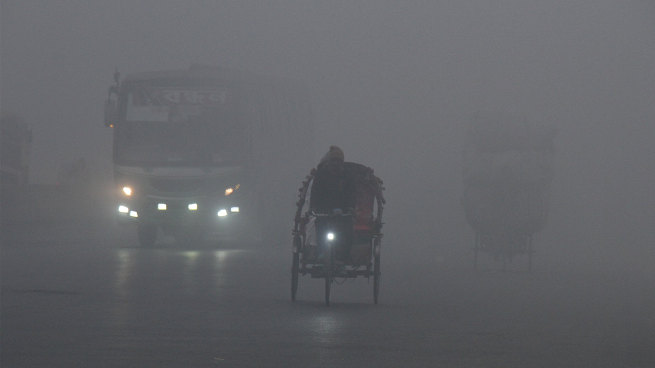 ঘন কুয়াশার কবলে রাজধানী