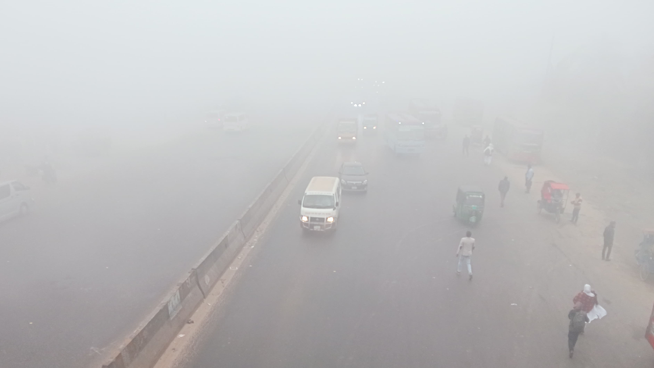 ভোরে ঘন কুয়াশায় দৃশ্যমানতা শূন্যের কোঠায় নেমে আসে। রবিবার (৪ জানুয়ারি) রাজধানীর যাত্রাবাড়ী এলাকা।  ছবি: হারুন-অর-রশীদ