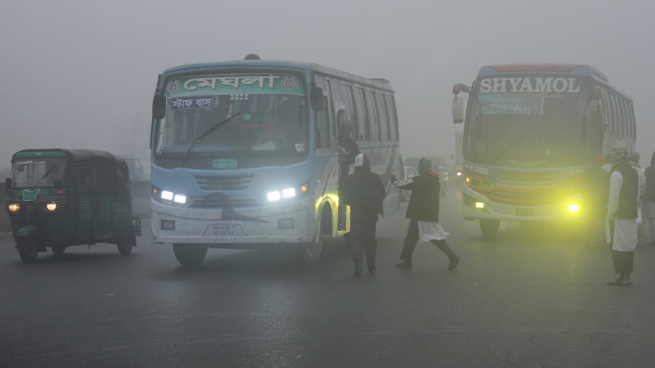 ঘন কুয়াশায় যানবাহনের হেডলাইট জ্বালিয়ে চলাচল করছে যানবাহন। রবিবার (৪ জানুয়ারি) রাজধানীর যাত্রাবাড়ী এলাকায়।  ছবি: হারুন-অর-রশীদ