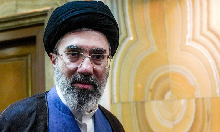 মোজতবা খামেনি সেদিন বাগানে হাঁটতে গিয়ে প্রাণে বেঁচে যান