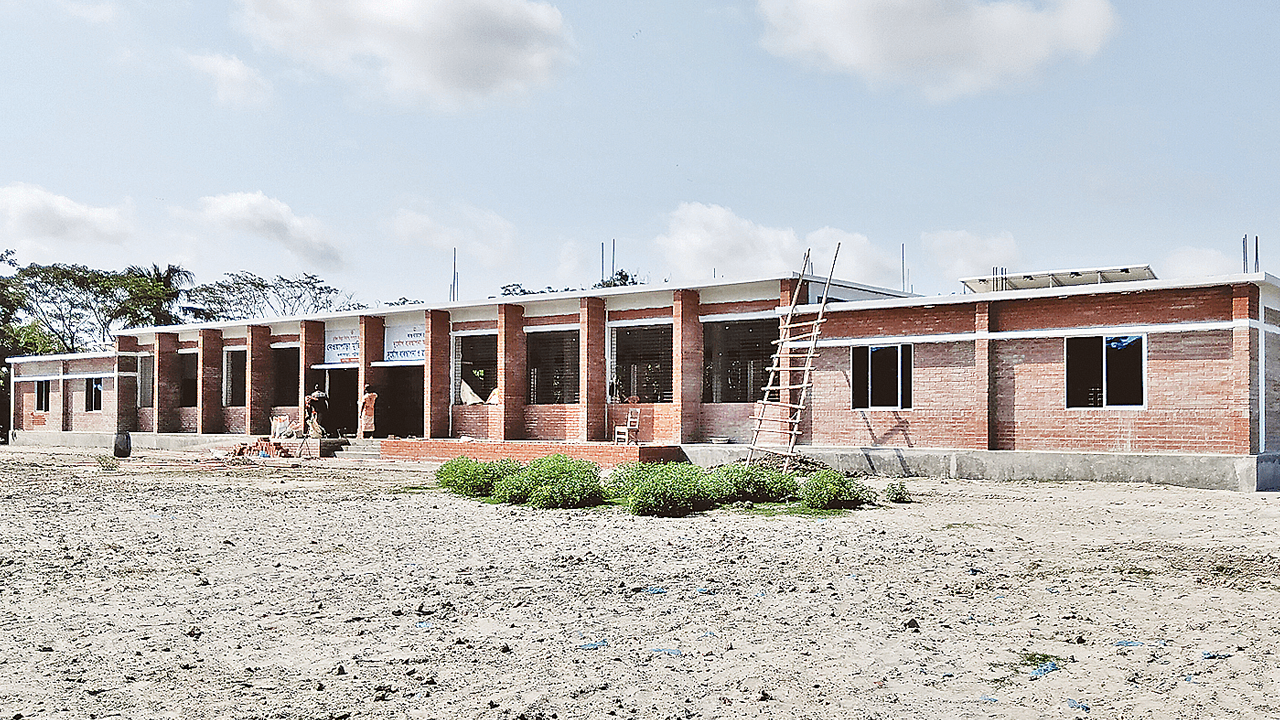 মুজিব কেল্লা: সস্ত্রীক সহকারী প্রকৌশলীর ট্যাক্স ফাইল জব্দ