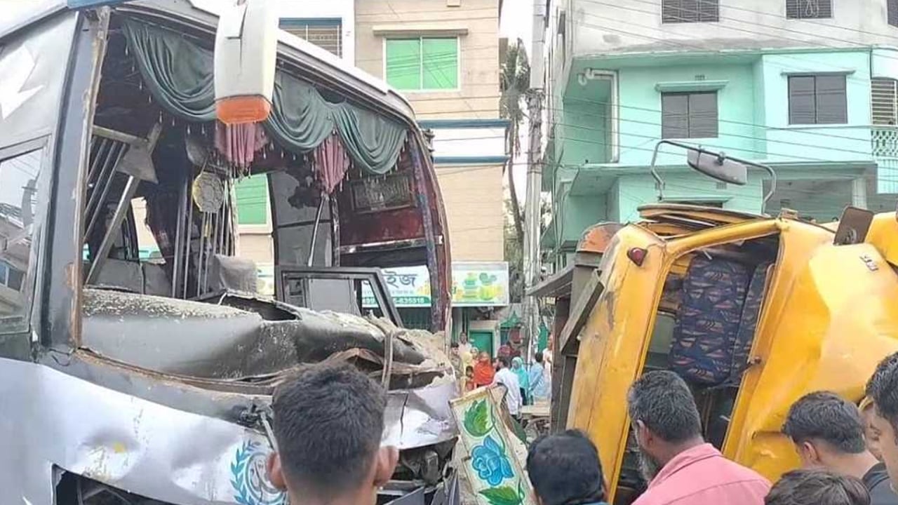 ট্রাকের ধাক্কায় যাত্রীবাহী বাসের চালক ও হেলপার নিহত