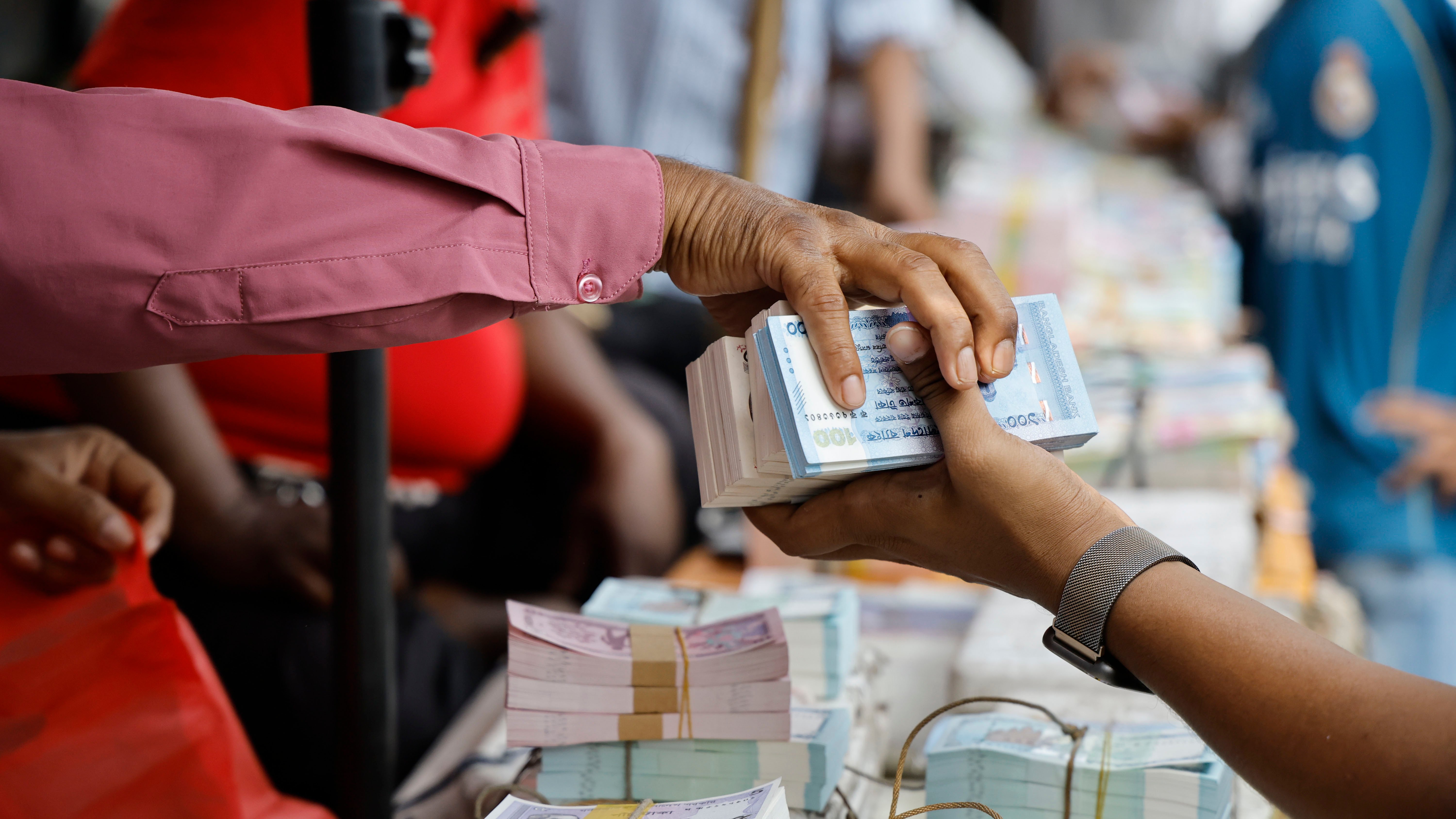 ফুটপাতে নতুন নোট