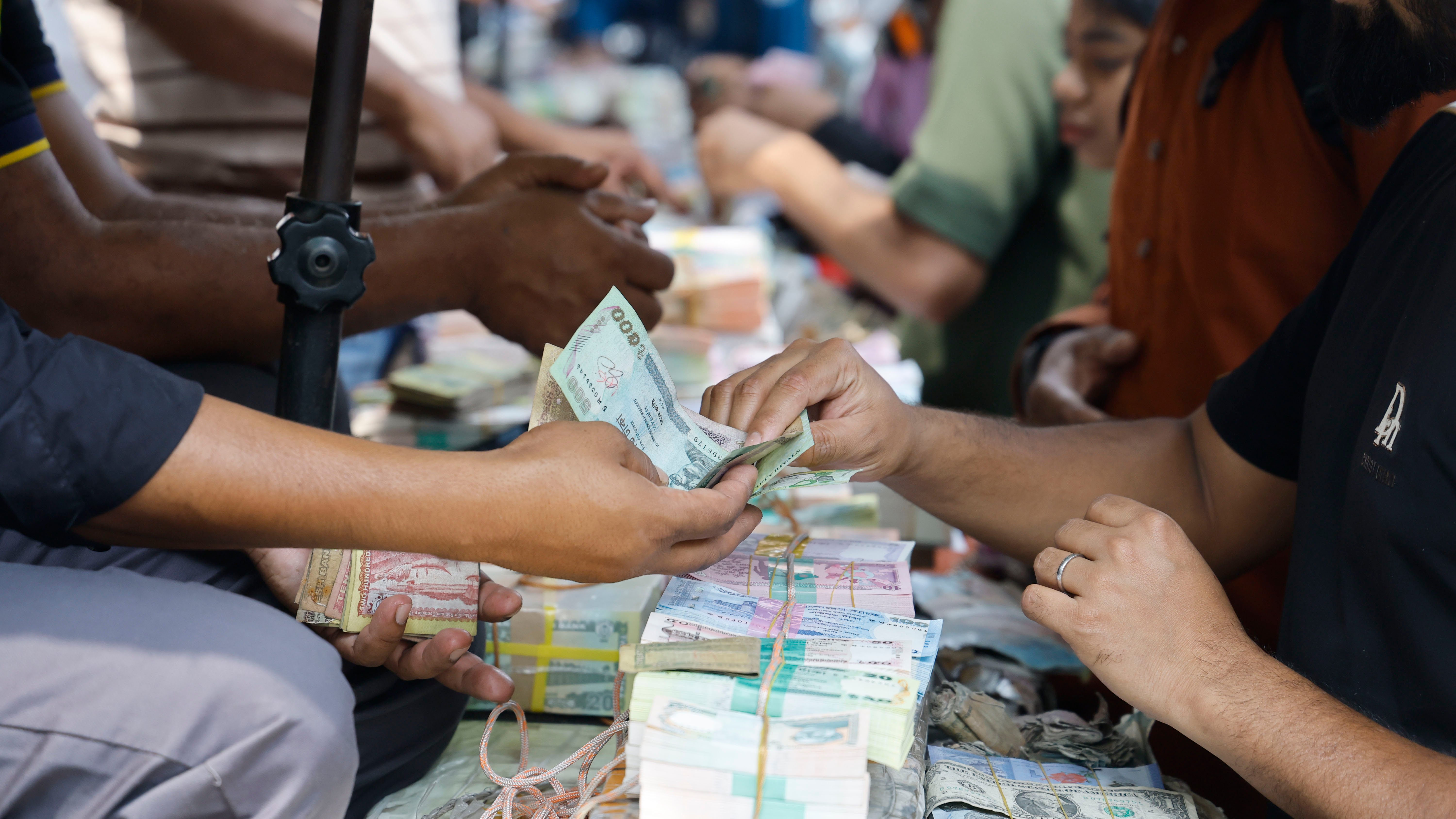 নতুন নোট কিনতে গিয়ে ক্রেতাদের গুনতে হচ্ছে বড় অঙ্কের বাড়তি টাকা