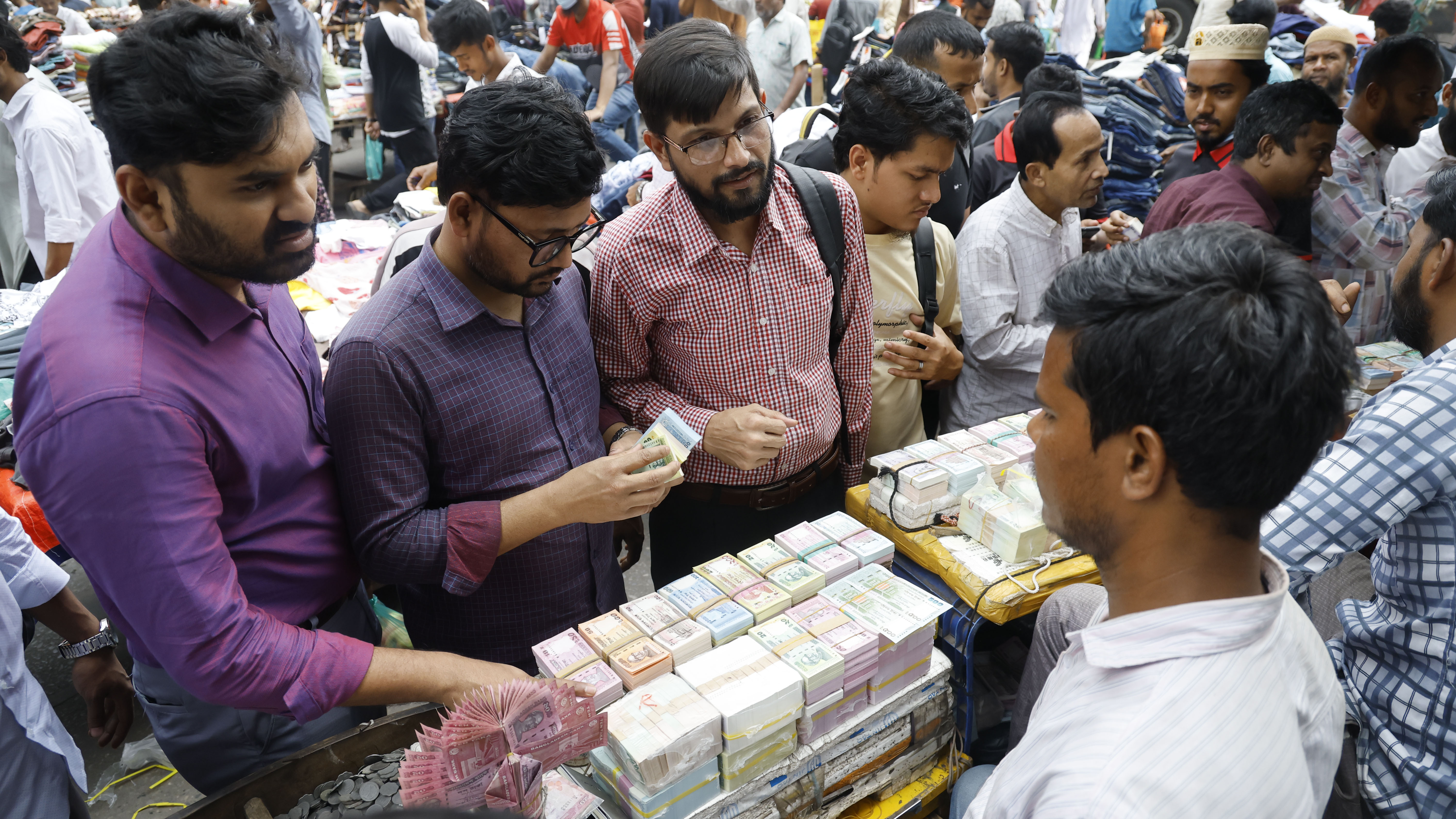 নতুন টাকা নিতে গুলিস্তানে সাধারণ মানুষের উপচে পড়া ভিড়