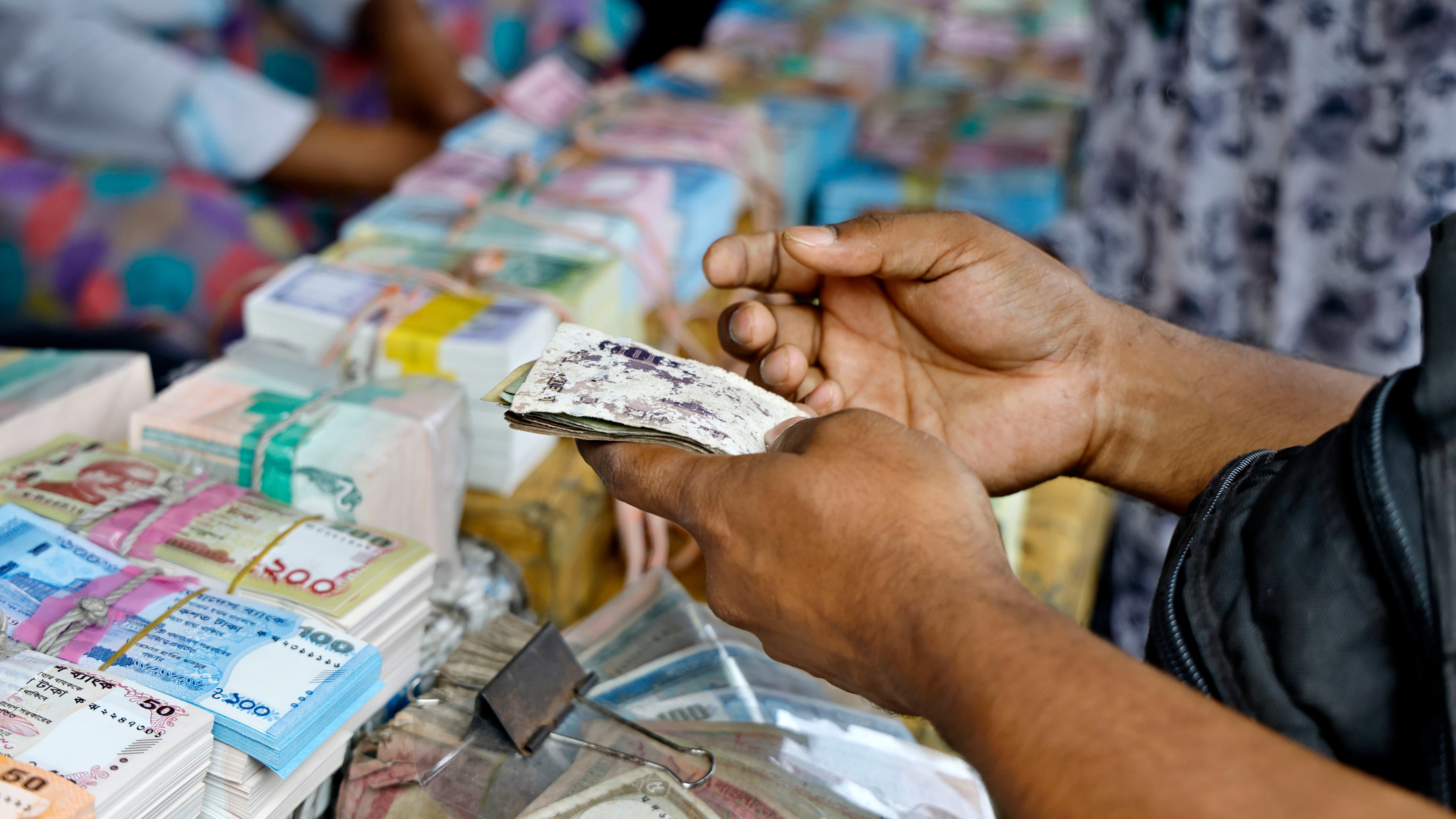 পুরাতন নোট পরিবর্তন করে অনেকে নিয়ে যান নতুন টাকা