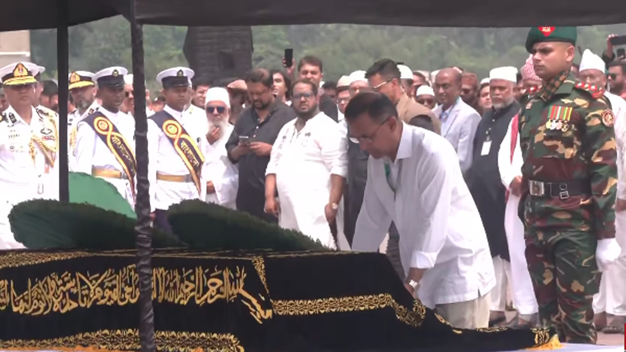 স্পিকারের স্ত্রী দিলারা হাফিজের জানাজায় প্রধানমন্ত্রী