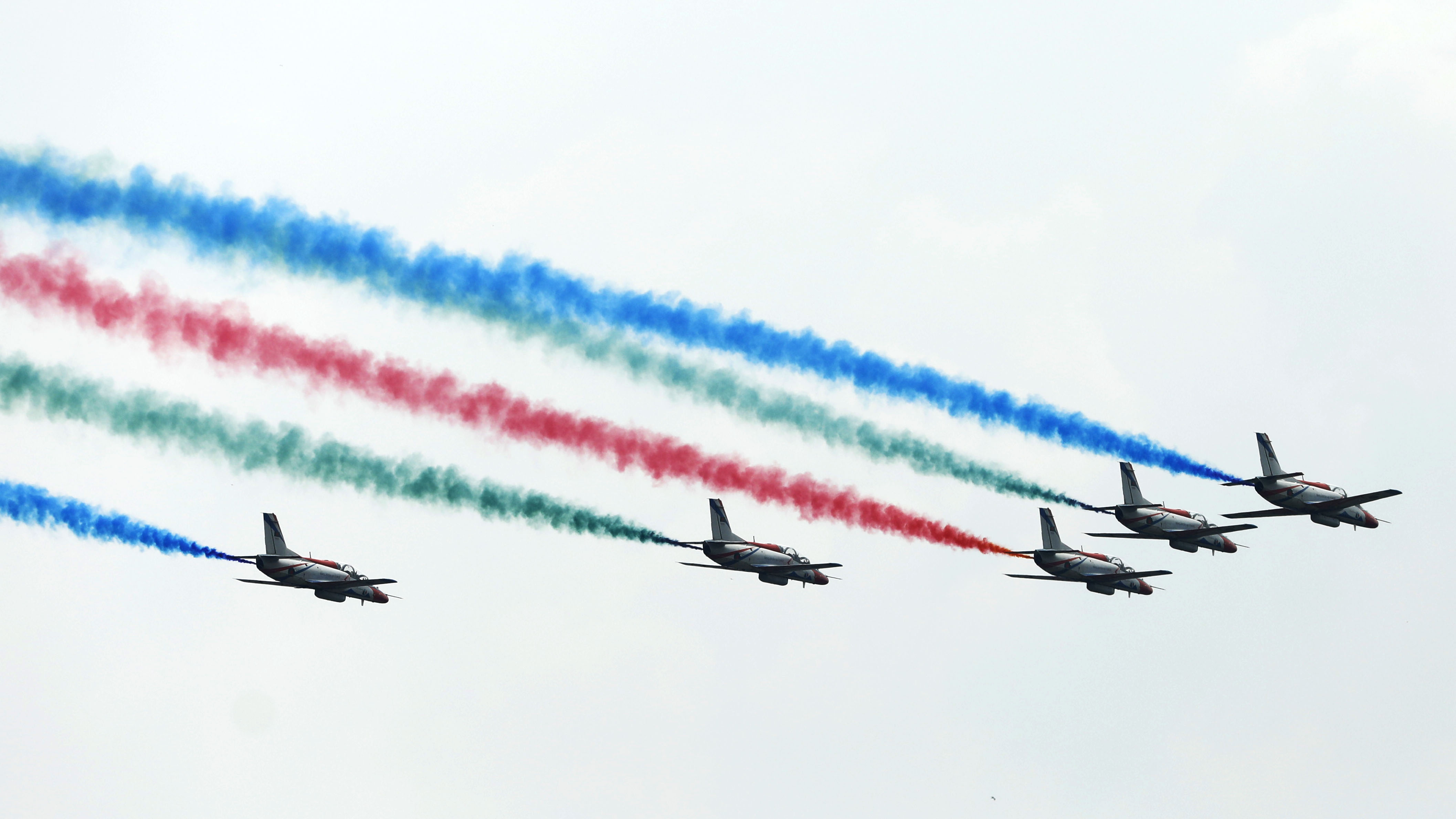 কুচকাওয়াজের মহড়ায় তেজগাঁওয়ের আকাশে যুদ্ধবিমানের প্রদর্শনী, বর্ণিল ধোঁয়ার রেখা টেনে প্যারেড গ্রাউন্ড প্রদক্ষিণ করে উড়োজাহাজ।