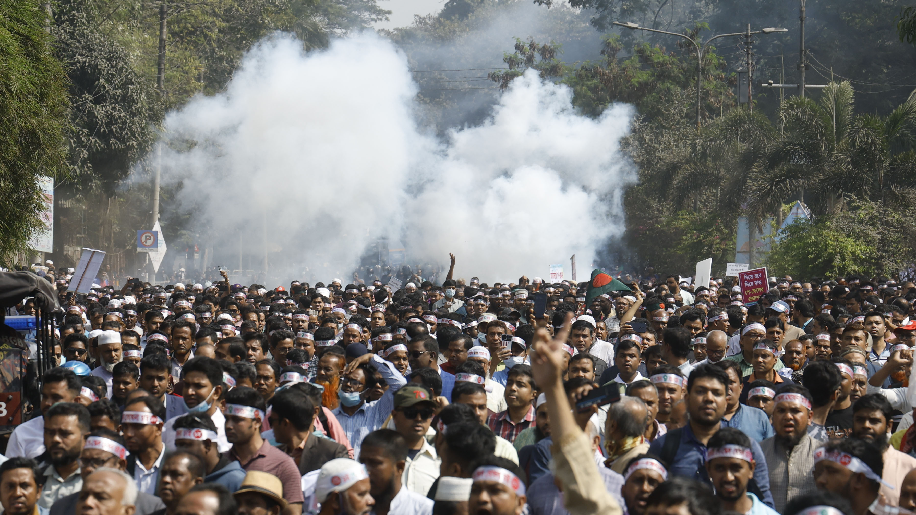 পুলিশের বাধায় আন্দোলনকারীরা শাহবাগের দিকে পদযাত্রা শুরু করে