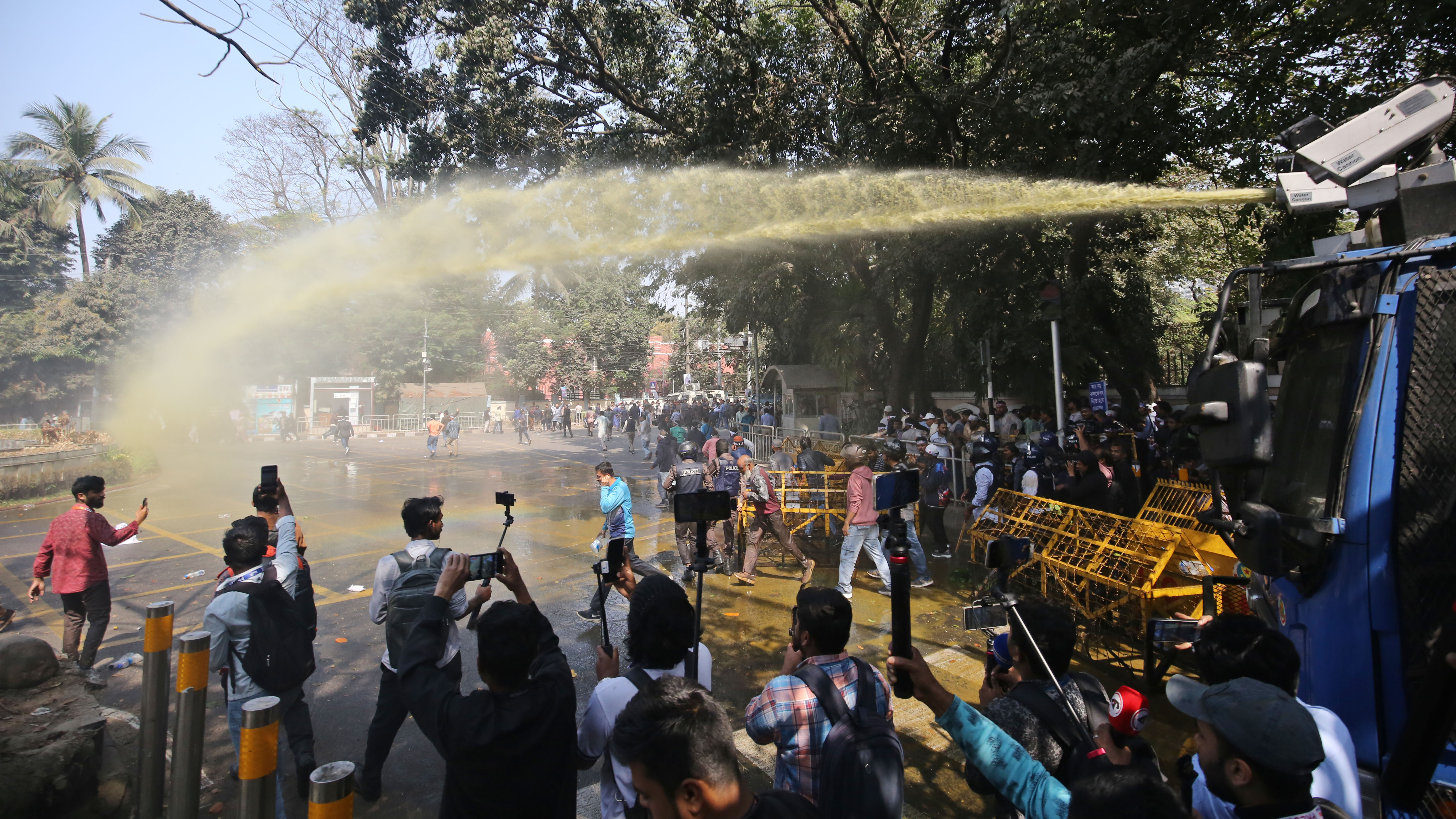 আন্দোলনকারীদের জলকামান ব্যবহার করে ছত্রভঙ্গ করার  চেষ্টা করে পুলিশ