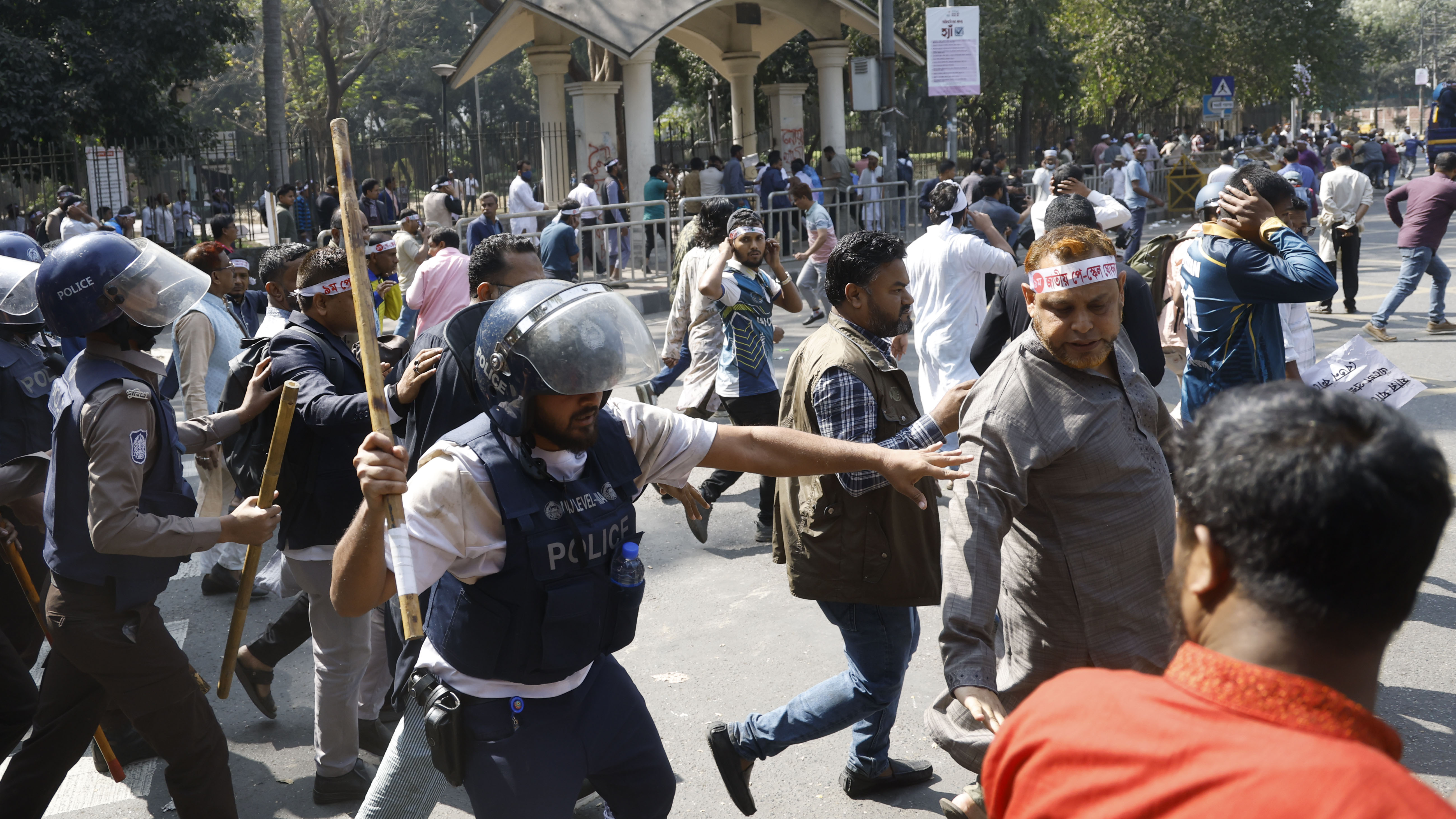 জলকামান ব্যবহার করার পর আন্দোলনকারীদের ছত্রভঙ্গ করতে লাঠিচার্জ করে পুলিশ