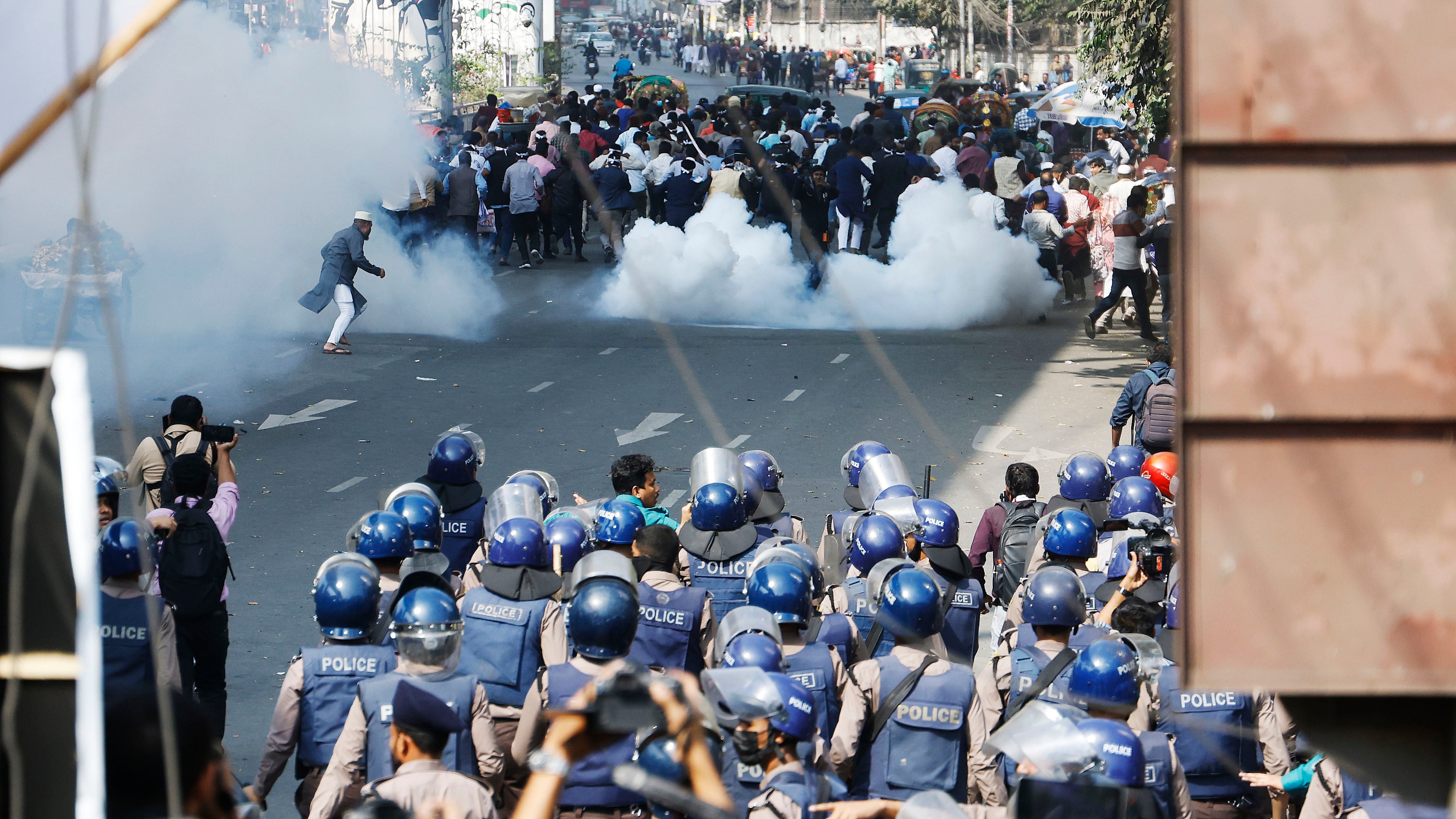 নবম পে স্কেলের দাবিতে আন্দোলনকারীদের সাথে পুলিশের সংঘর্ষ