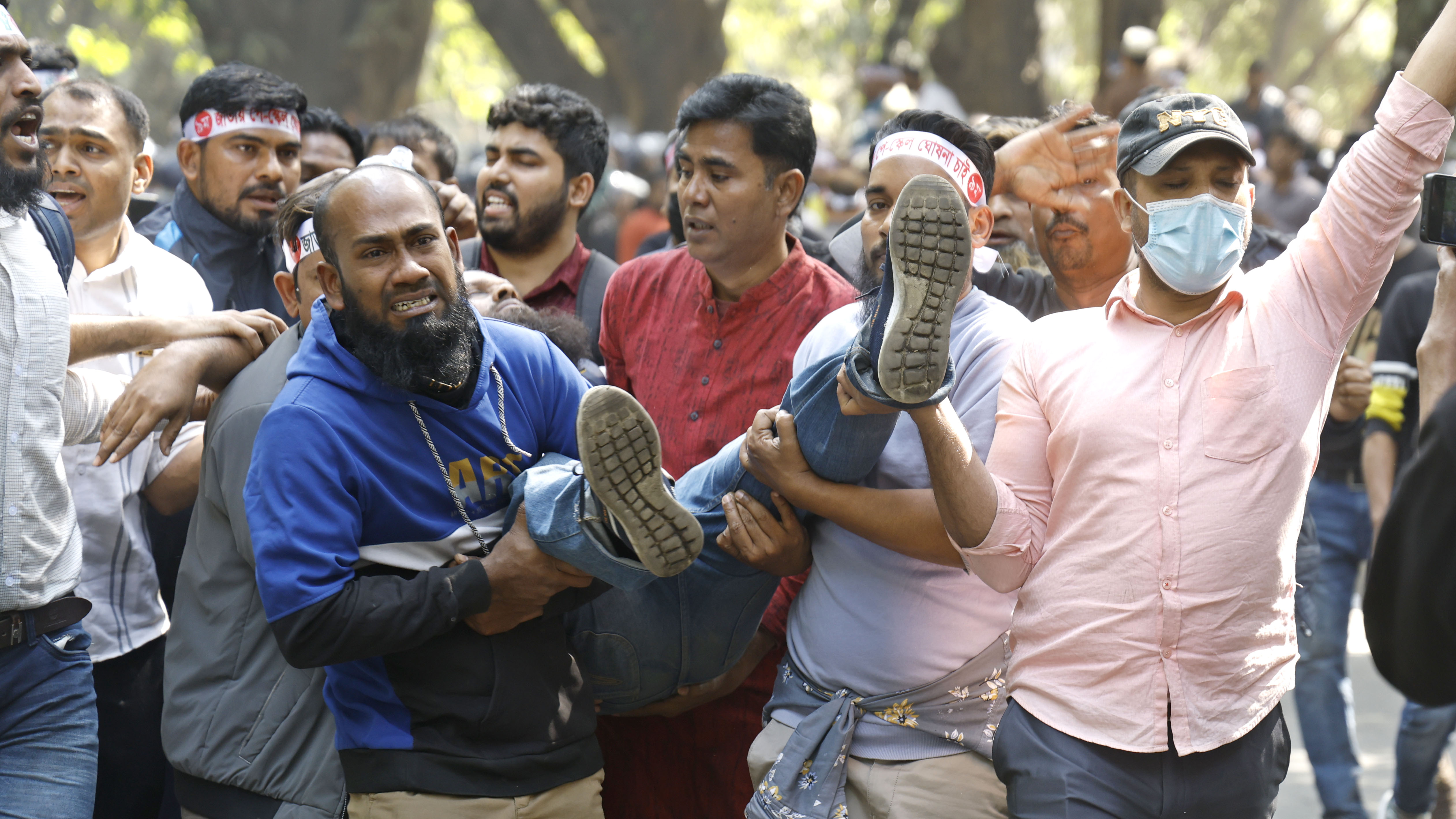 পুলিশের সঙ্গে সংঘর্ষে আহত এক আন্দোলনকারীকে সরিয়ে নিয়ে যান সহযোদ্ধারা