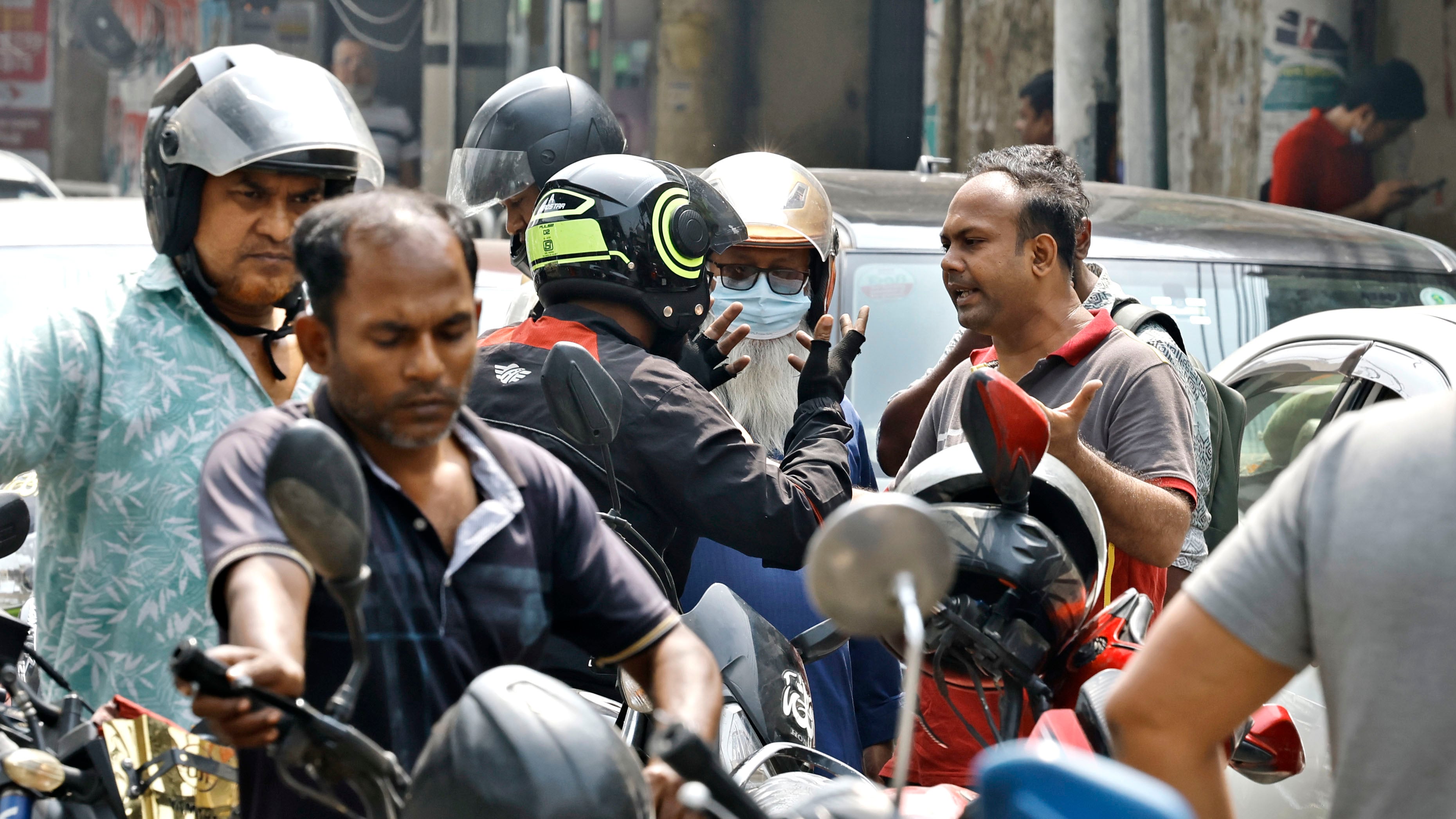 কে কার আগে তেল নেবেন সেই জন্য ঝগড়াও বাধে অনেকের মধ্যে