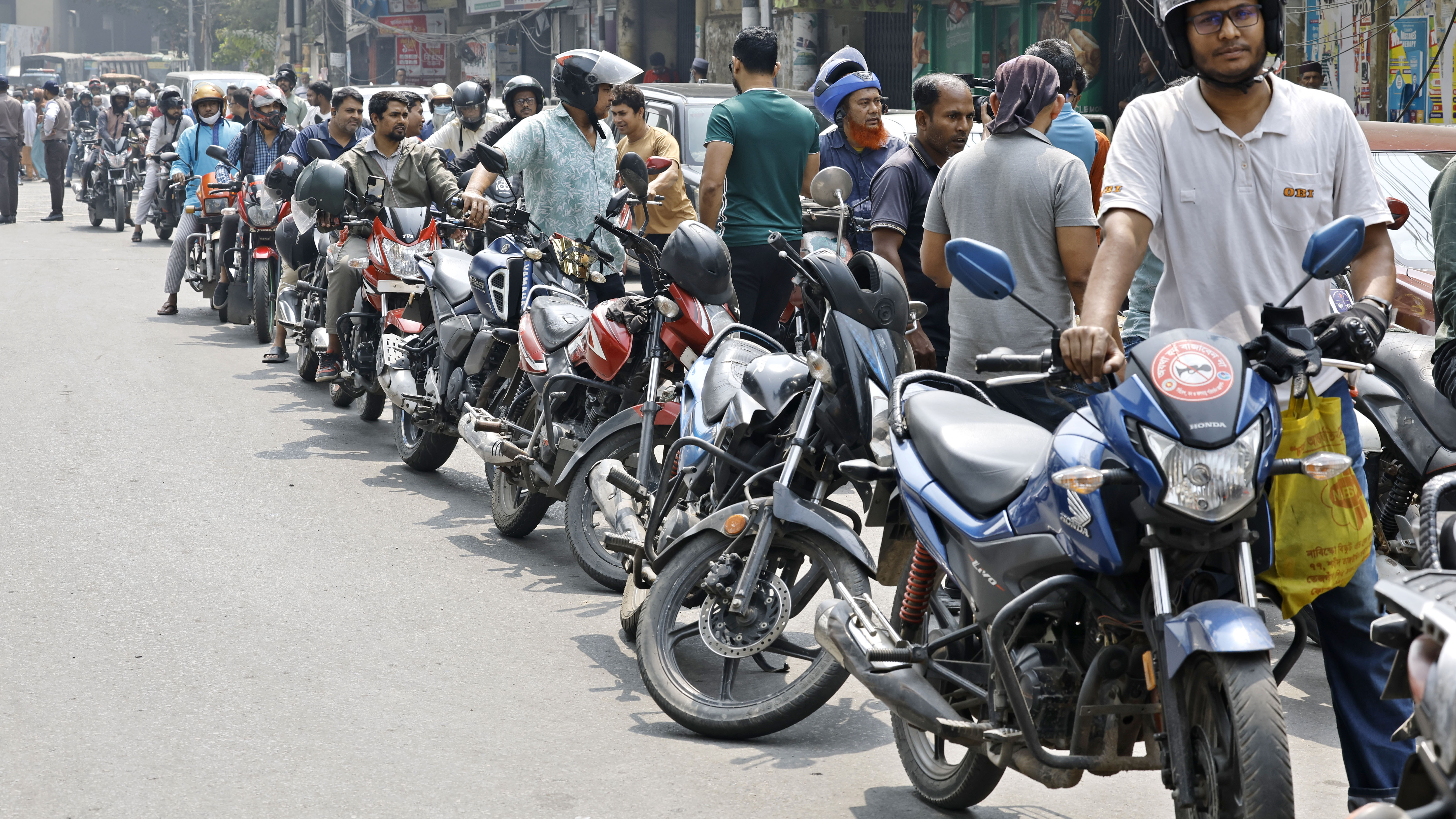 অনেকে দুশ্চিন্তাগ্রস্ত হয়ে তেল কিনতে দাড়িয়ে পড়েন লাইনে