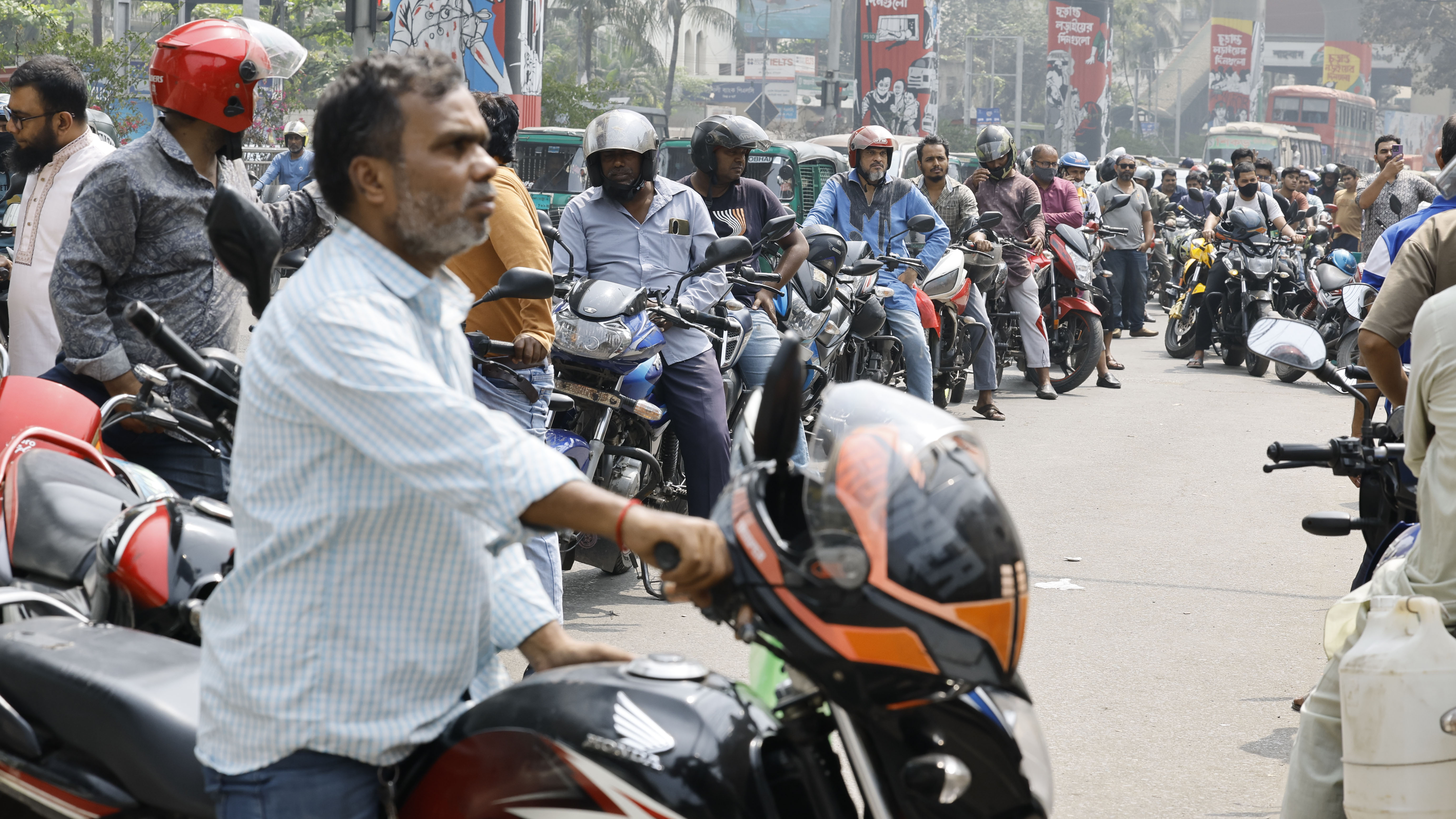 রাজধানীর হোটেল ইন্টারকন্টিনেন্টাল মোড় থেকে পরিবাগ পর্যন্ত দীর্ঘ লাইন দেখা যায়
