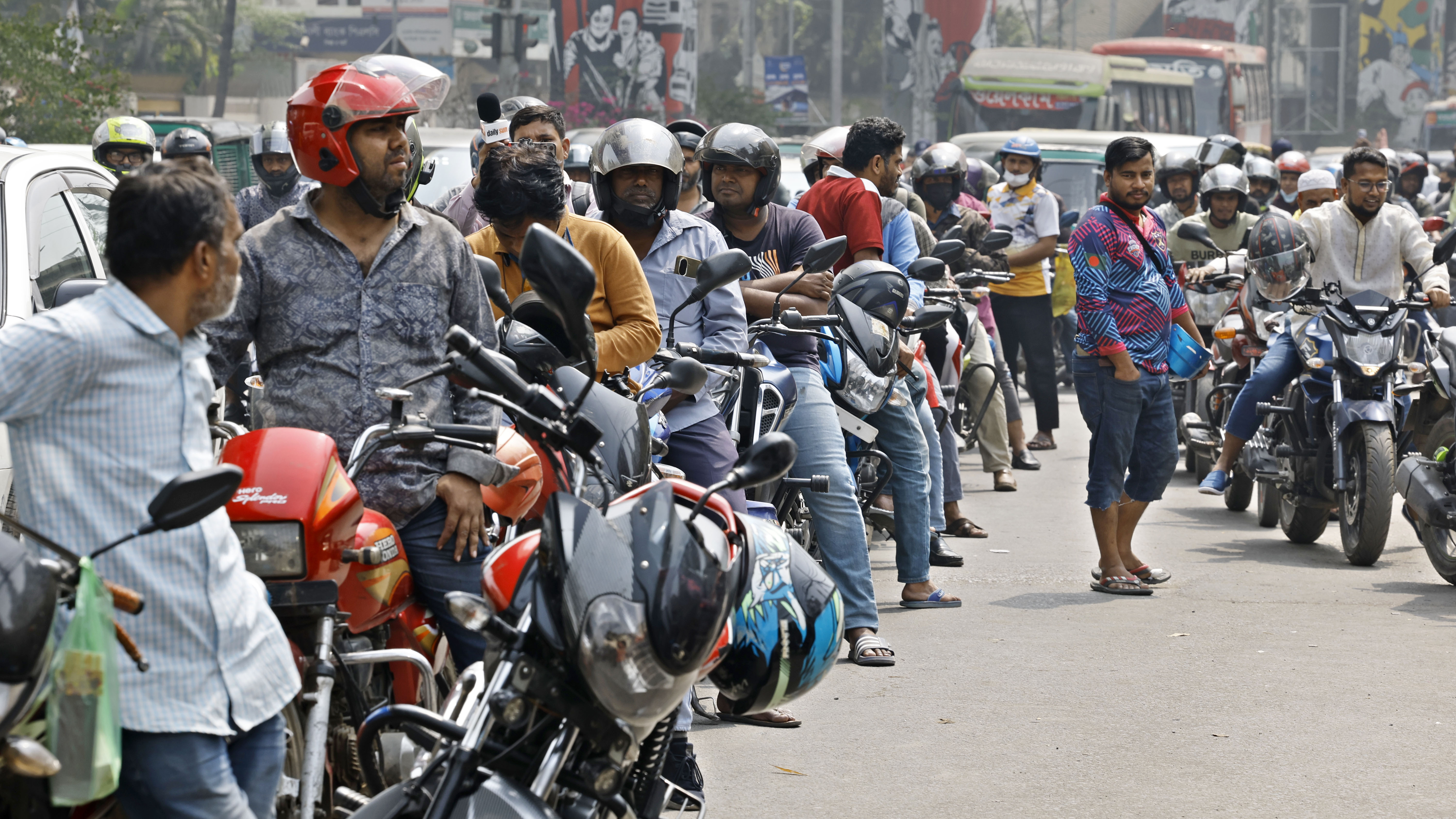 সকাল থেকেই বিভিন্ন পেট্রোল পাম্পে দেখা যায় মোটর সাইকেল ও গাড়ির দীর্ঘ লাইন
