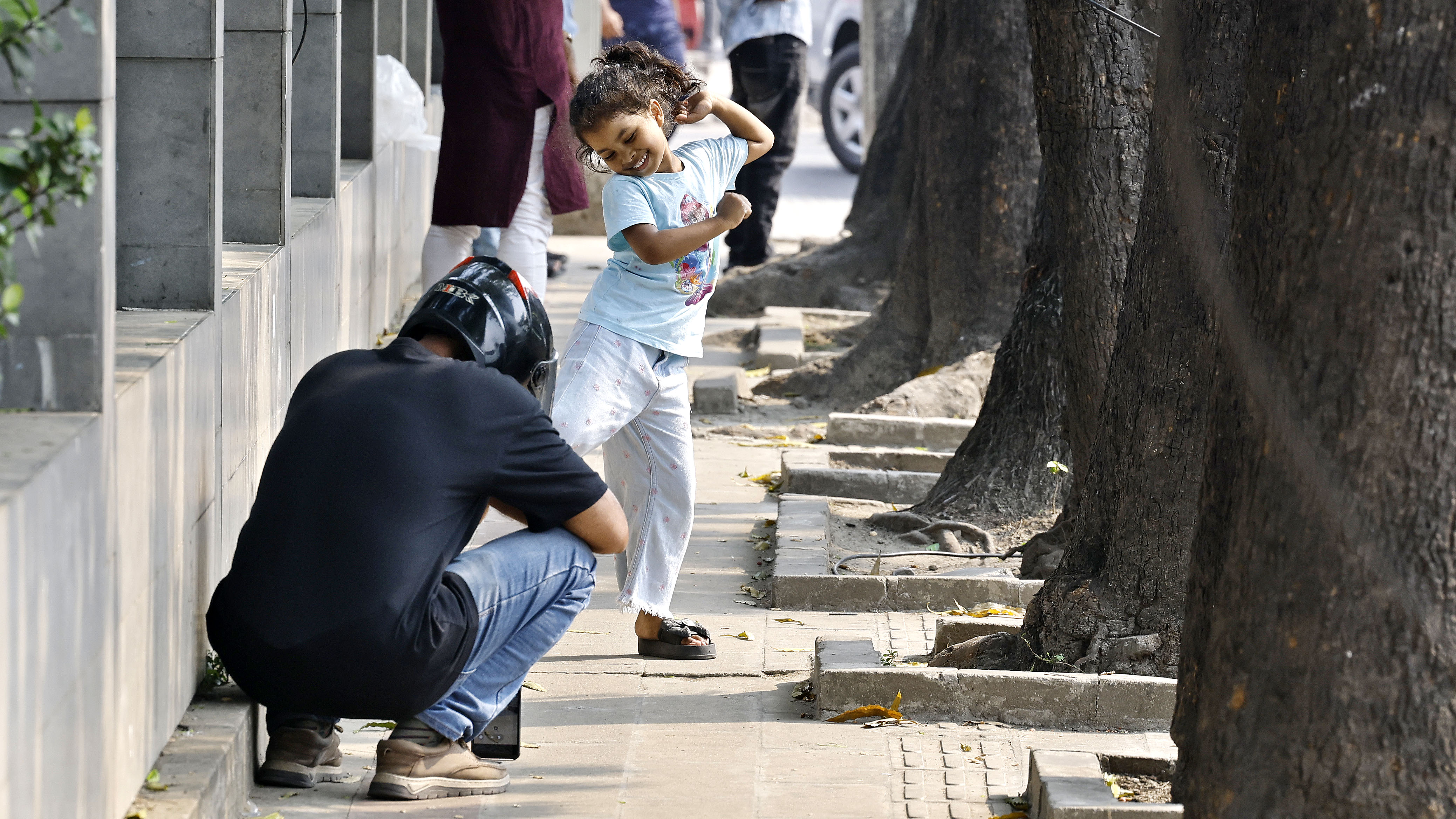 আর কেউ সেই সময়টুকুই কাজে লাগাচ্ছেন ভিন্নভাবে– এক বাবা সন্তানের সঙ্গে কাটাচ্ছেন কিছু শান্ত মুহূর্ত।