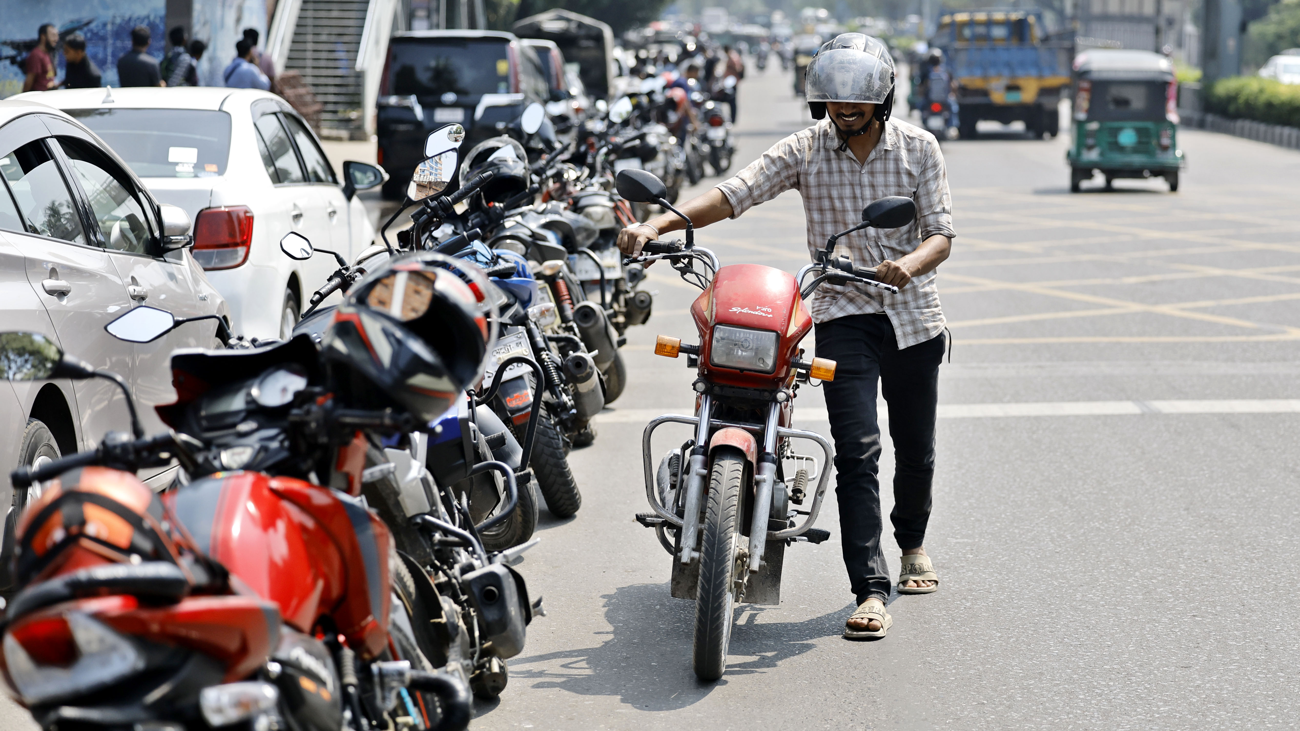 জ্বালানি তেল শেষ হয়ে যাওয়ায় ঠেলে আনছেন একজন