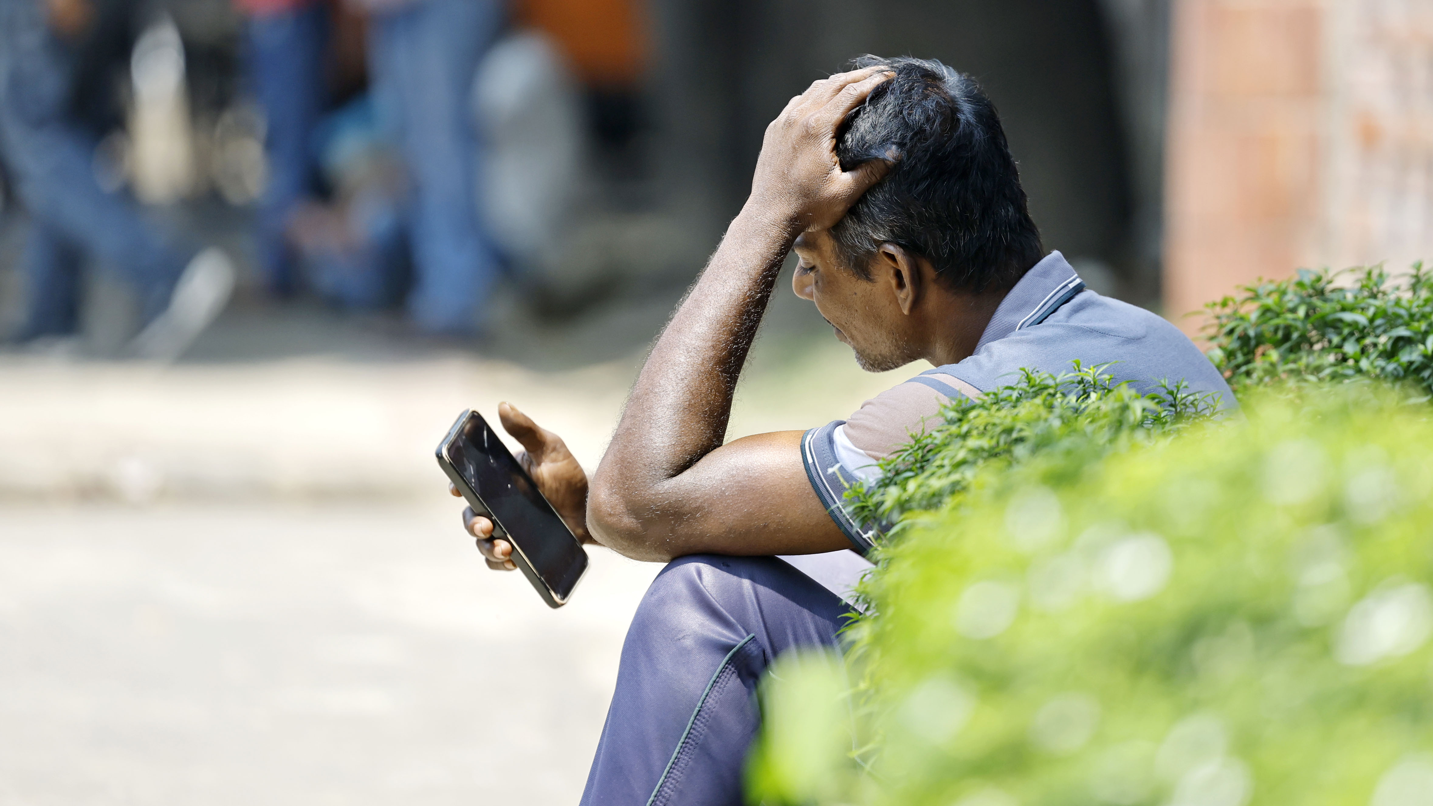 হতাশ হয়ে রাস্তার পাশে বসে আছেন এক চালক