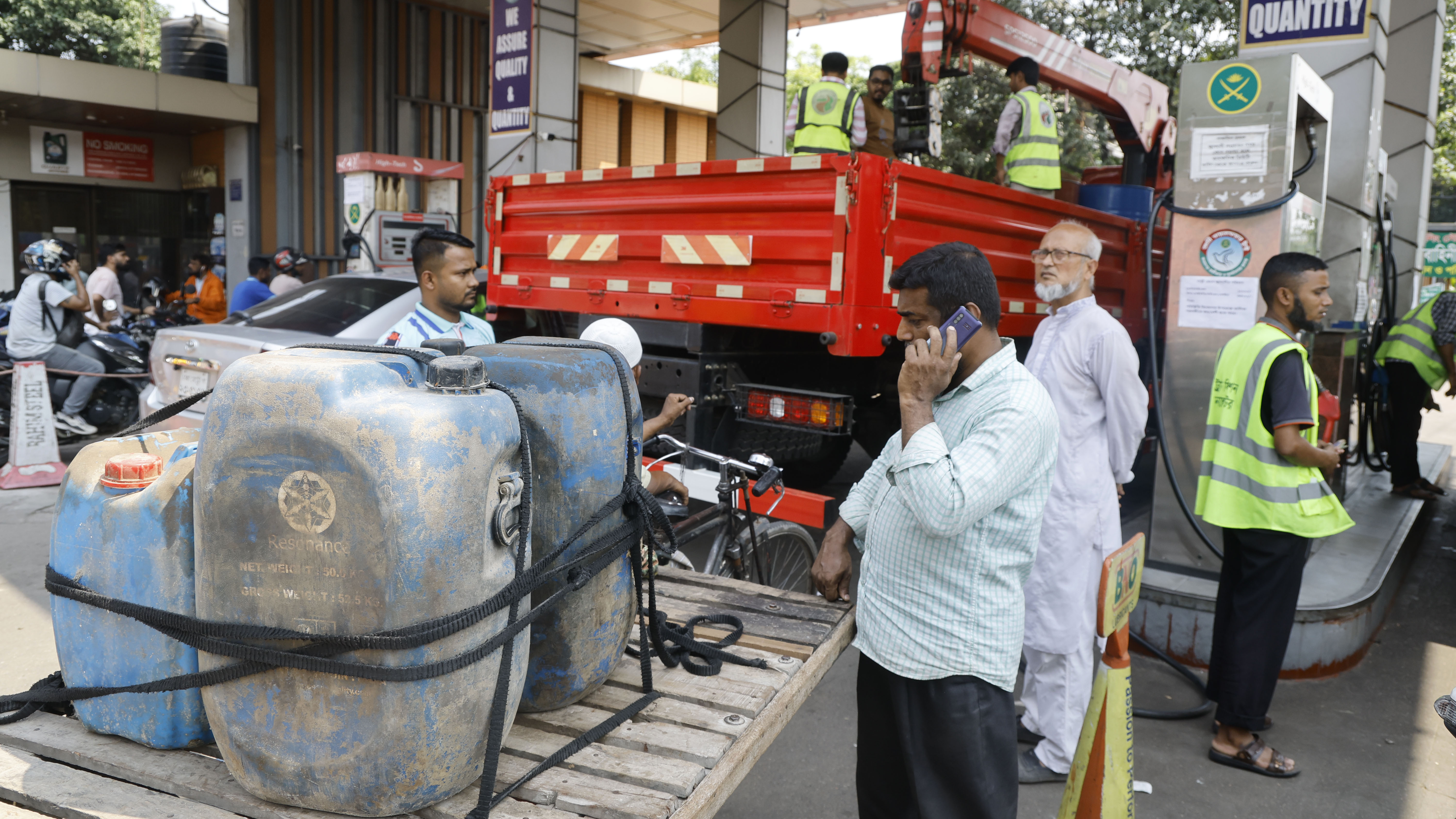 ডিজেল নিতে ভ্যানে বড় গ্যালন নিয়ে অপেক্ষা