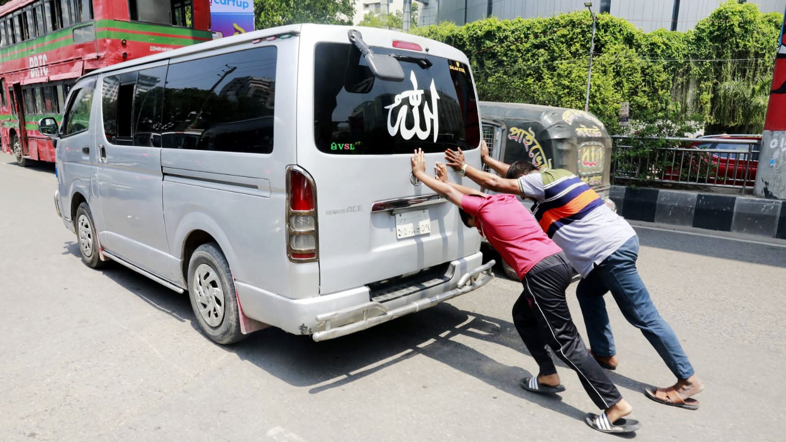 মাঝপথে তেল শেষ তাই পাম্প পর্যন্ত যেতে সম্বল এখন ধাক্কা