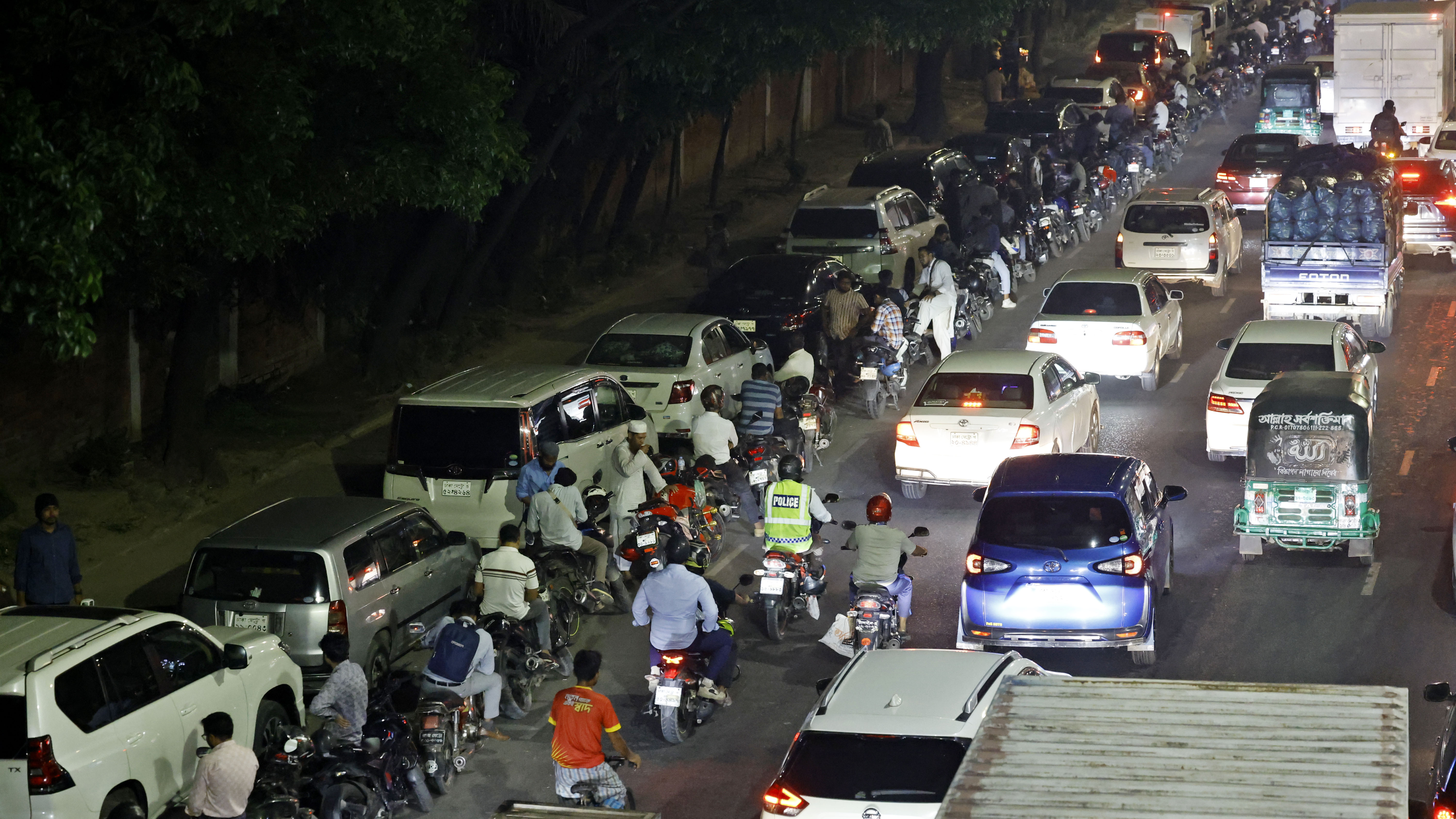 অনেকে মধ্যরাতেও লাইনে দাঁড়িয়ে থাকেন তেল সংগ্রহের জন্য