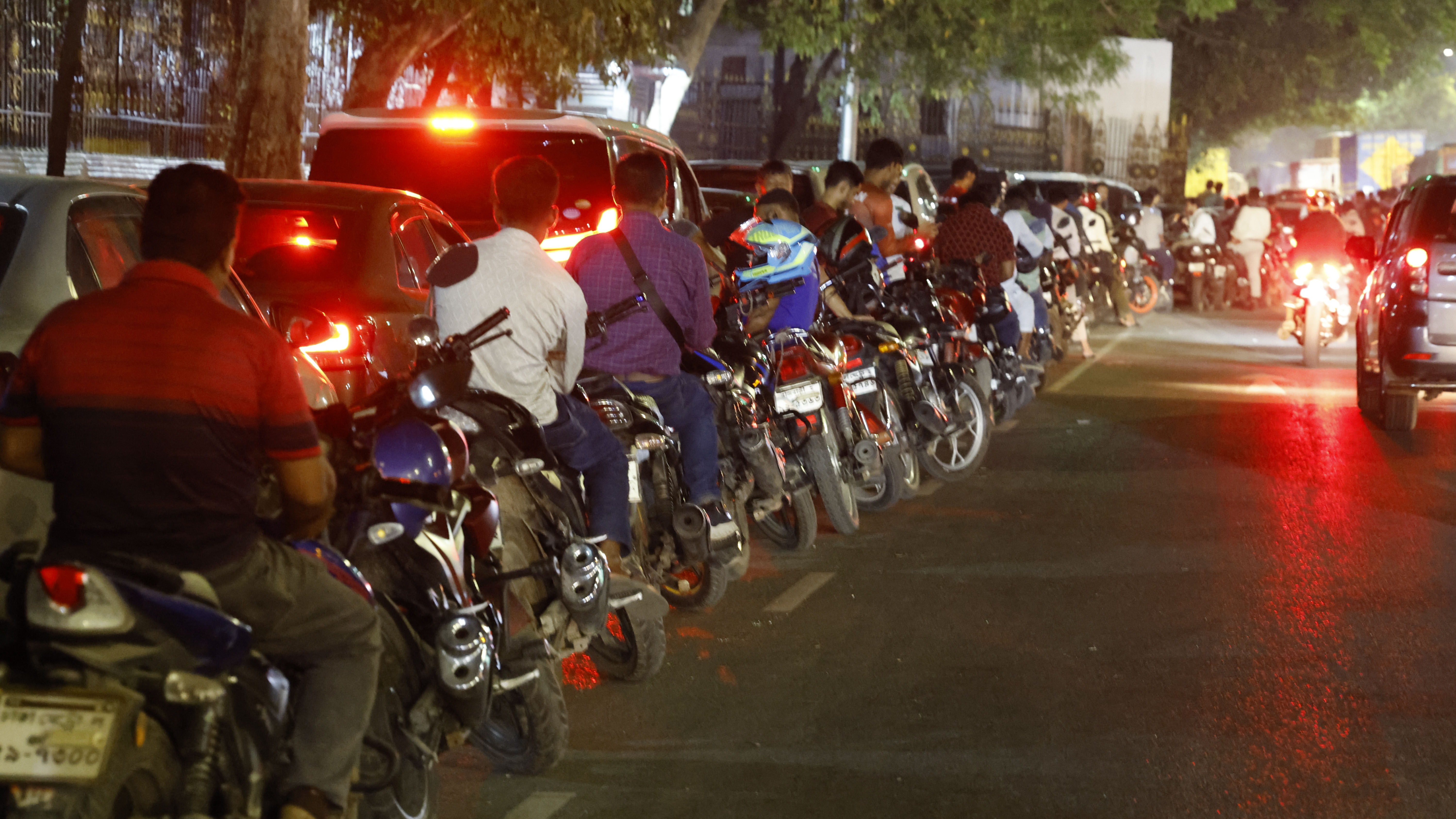 তেল নেওয়ার জন্য লাইন শুধু দিনে নয় গভীর রাতেও দেখা যায়