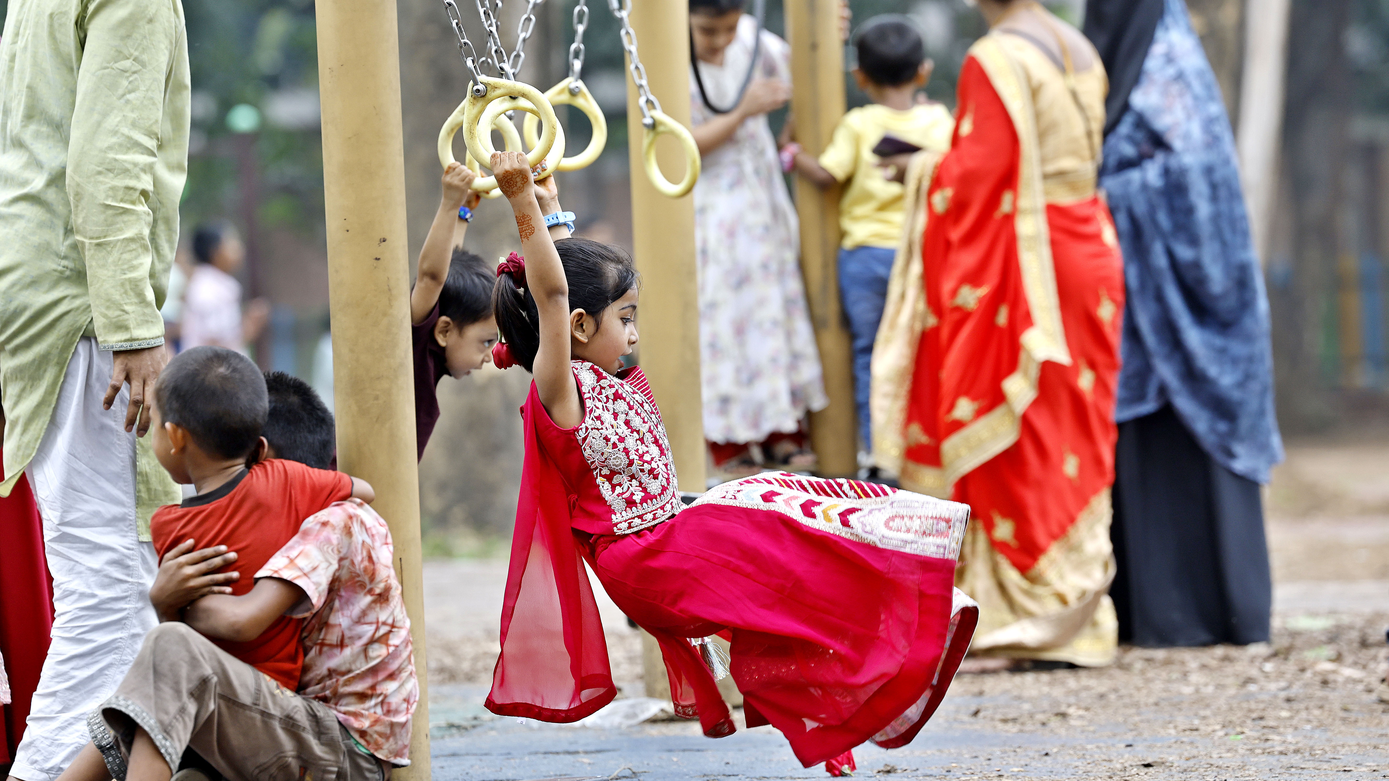 রমনা পার্কের শিশু কর্নারে খেলায় মেতেছে শিশুরা