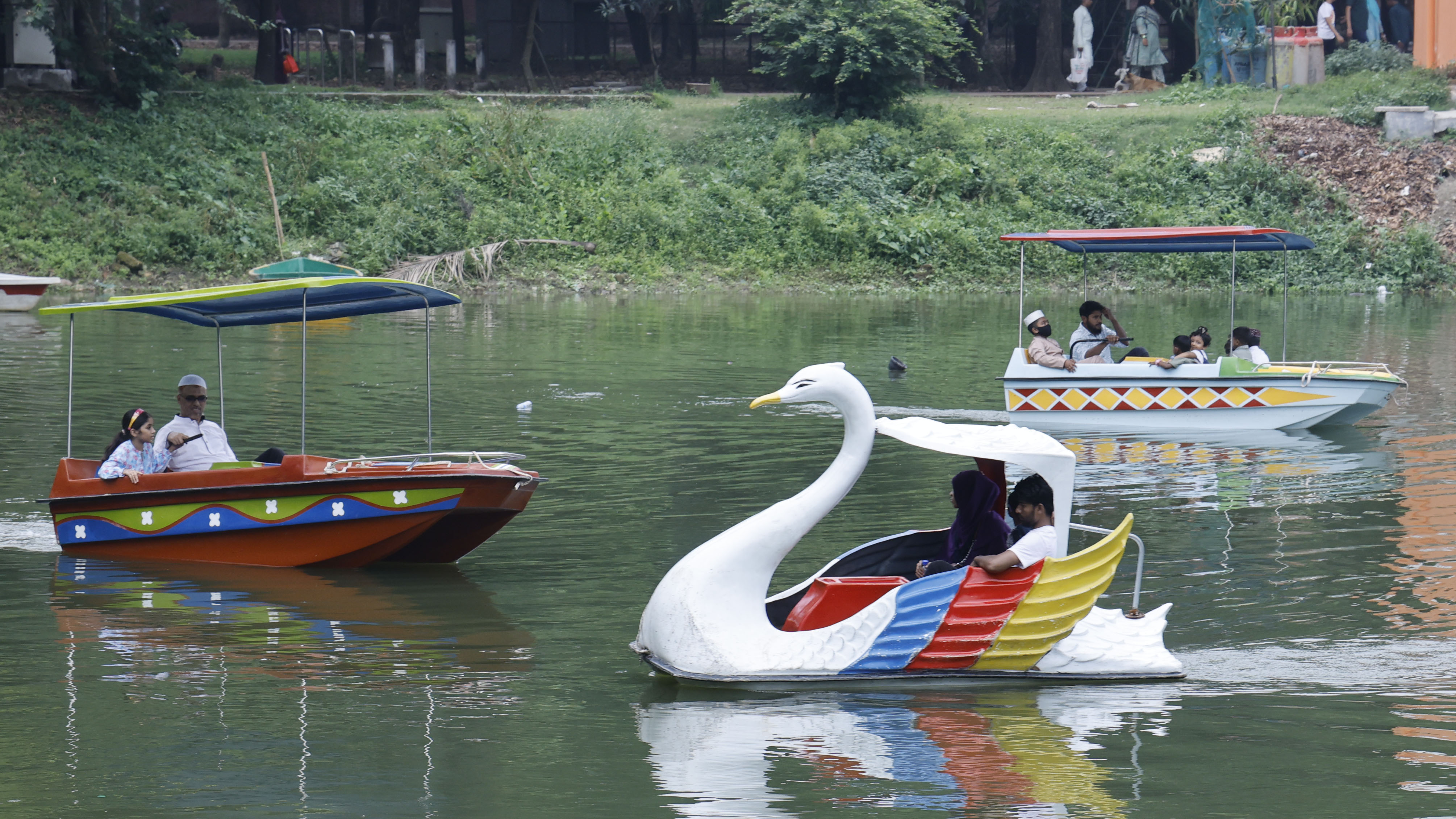 রমনা পার্কে রয়েছে বিভিন্ন ধরনের নৌকা ভ্রমনের ব্যবস্থা। নৌকায় উঠতে খরচ হয় ২০০ থেকে ৫০০ টাকা পর্যন্ত