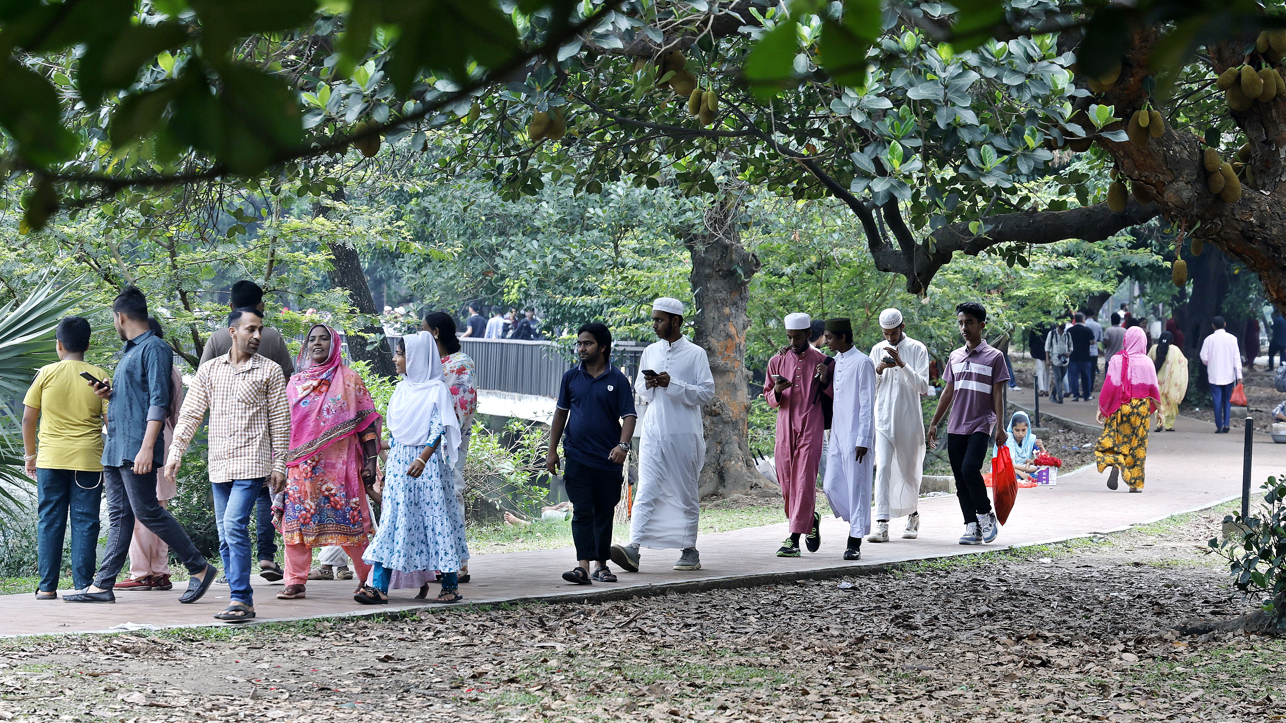 রমনা পার্কে অনেকেই ঘুরতে আসেন বন্ধু-বান্ধব নিয়ে তো কেউ এসেছেন পরিবারের সঙ্গে