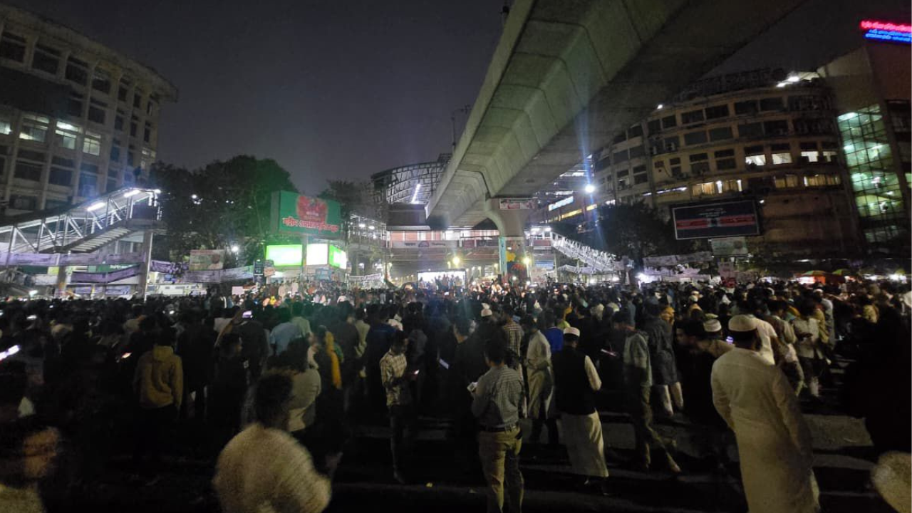 প্রথম আলো ও ডেইলি স্টারের সামনে বাড়তি নিরাপত্তা