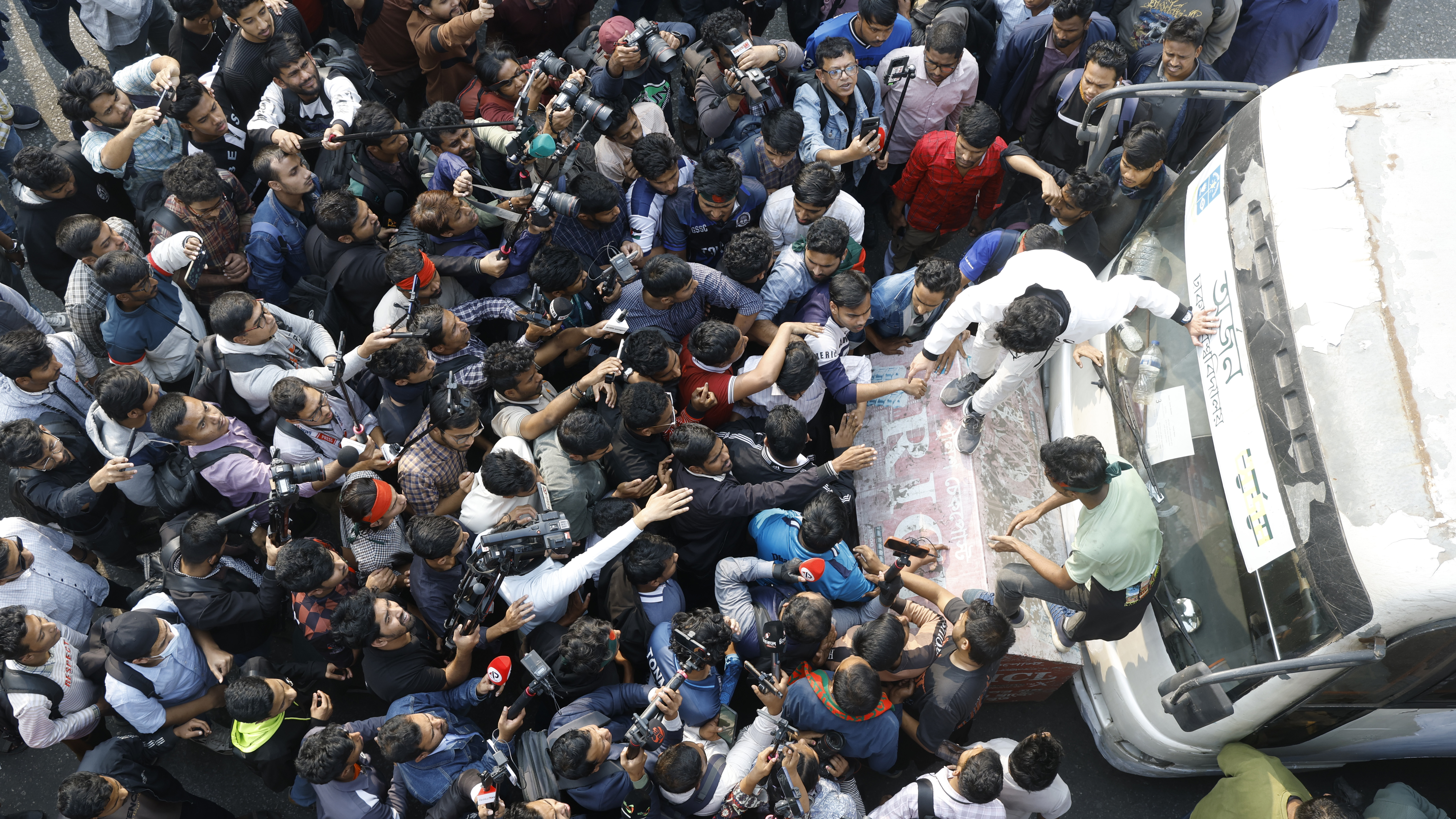 ঢাকা বিশ্ববিদ্যালয়ের প্রক্টোরিয়াল টিমের একটি বাস অবরোধে আটকা পড়ে