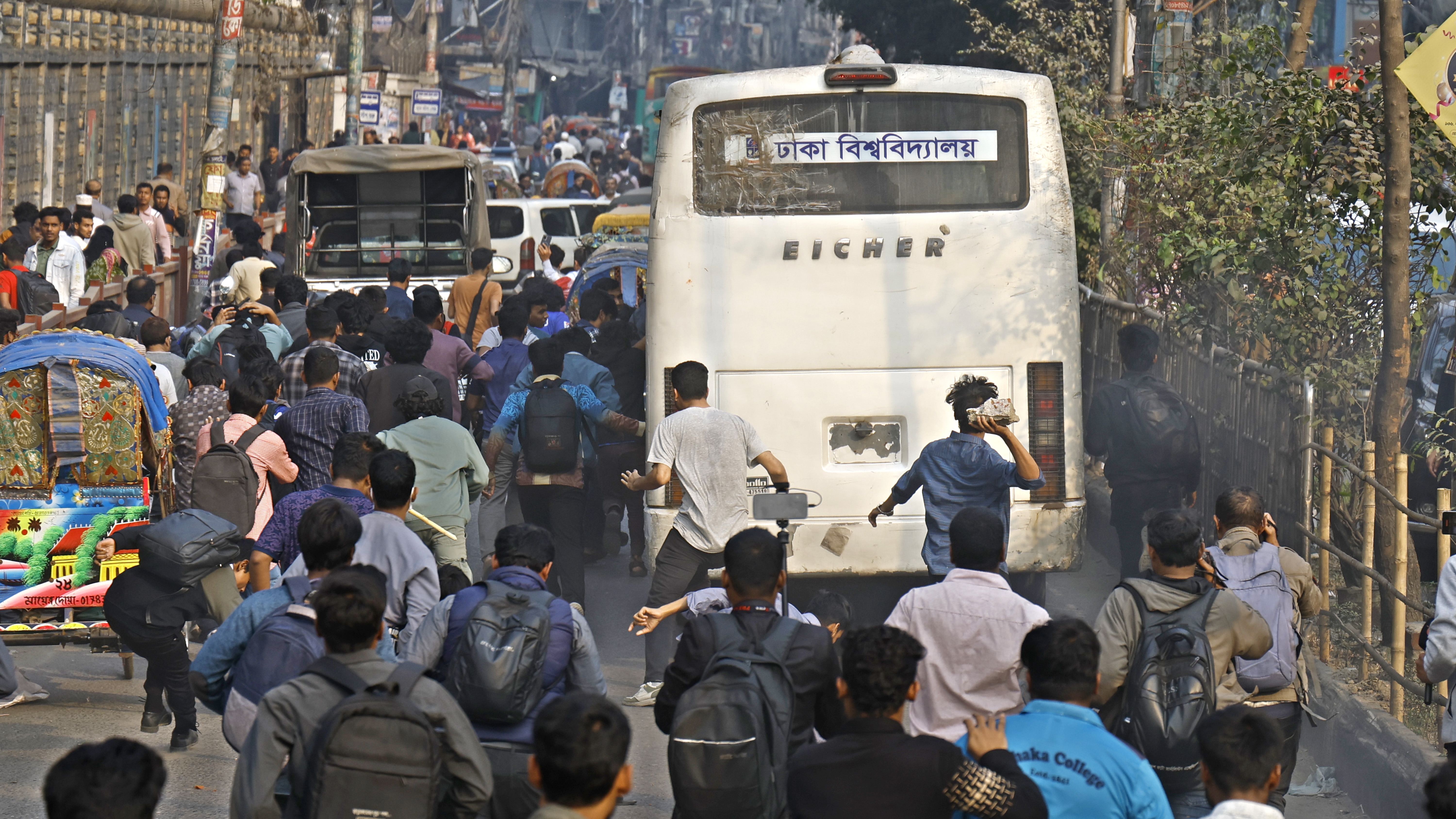ঢাবির প্রক্টোরিয়াল টিমের সদস্যরা বাসটি ছাড়িয়ে নেওয়ার চেষ্টা করলে পেছন থেকে ইট-পাটকেল ছোড়েন শিক্ষার্থীরা