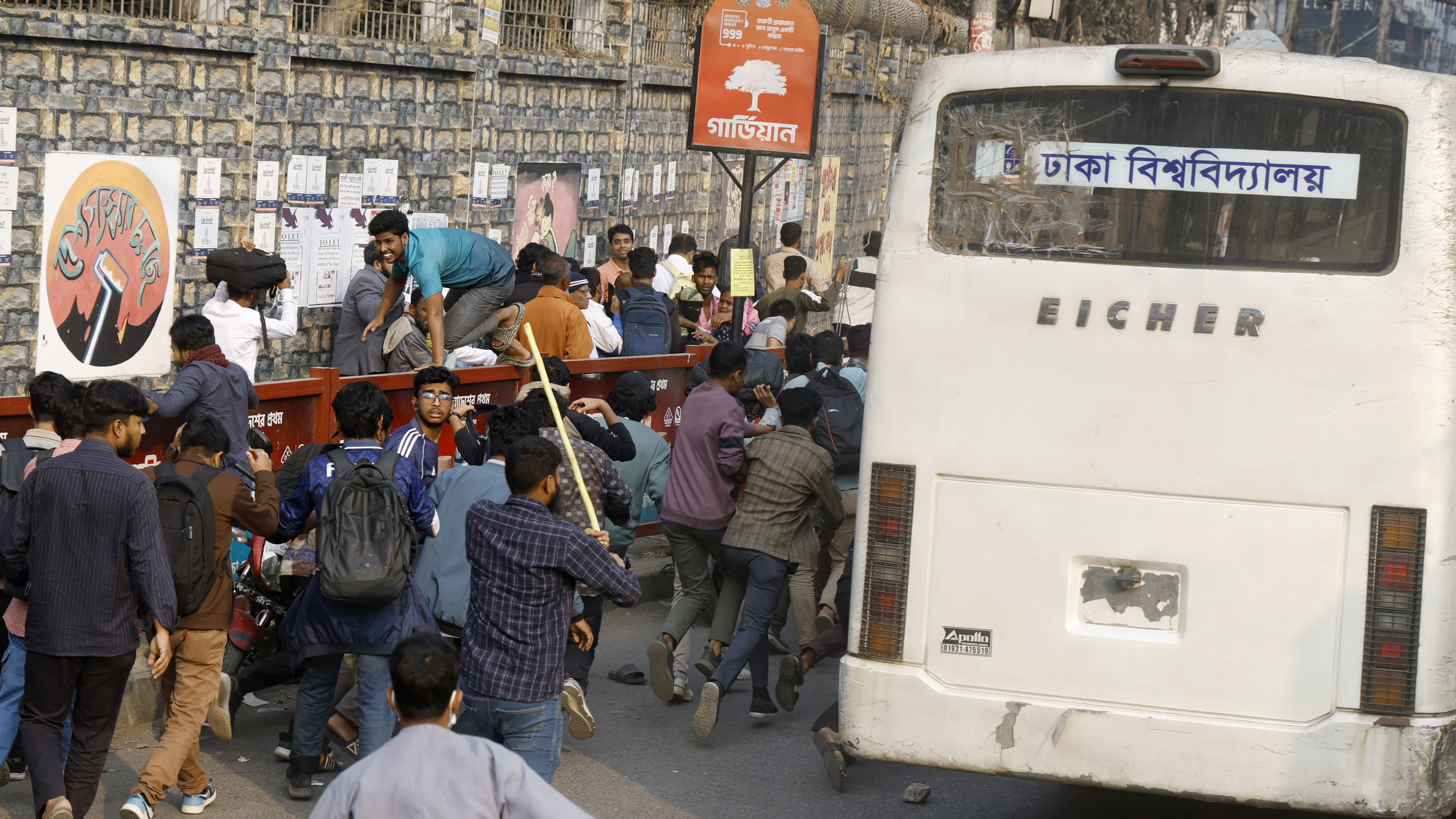 ভাংচুর করা হয় ঢাকা বিশ্ববিদ্যালয়ের বাসটি