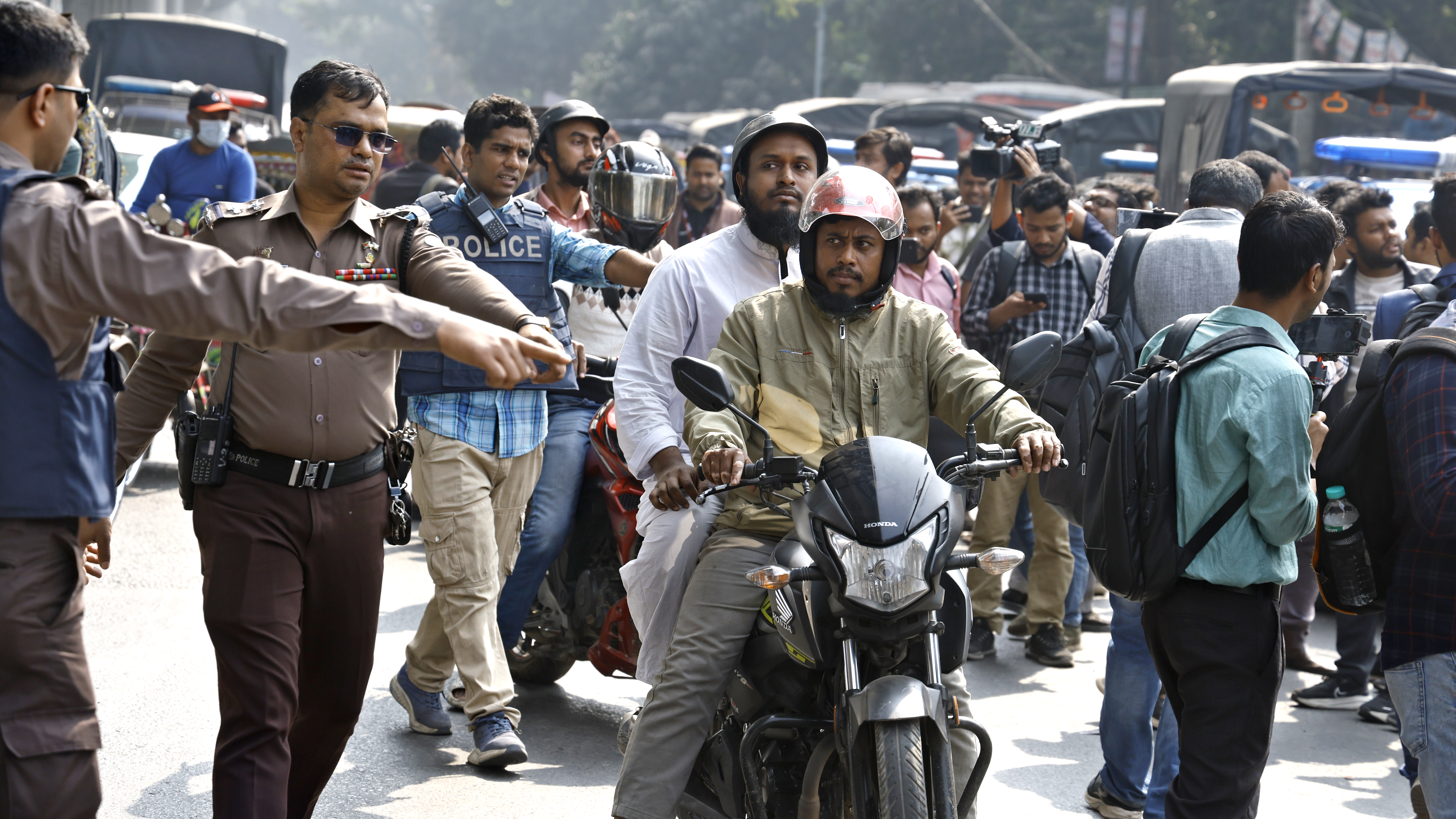 পুলিশের চেকপোস্ট বসানো হয় রাজধানীর শাহবাগে