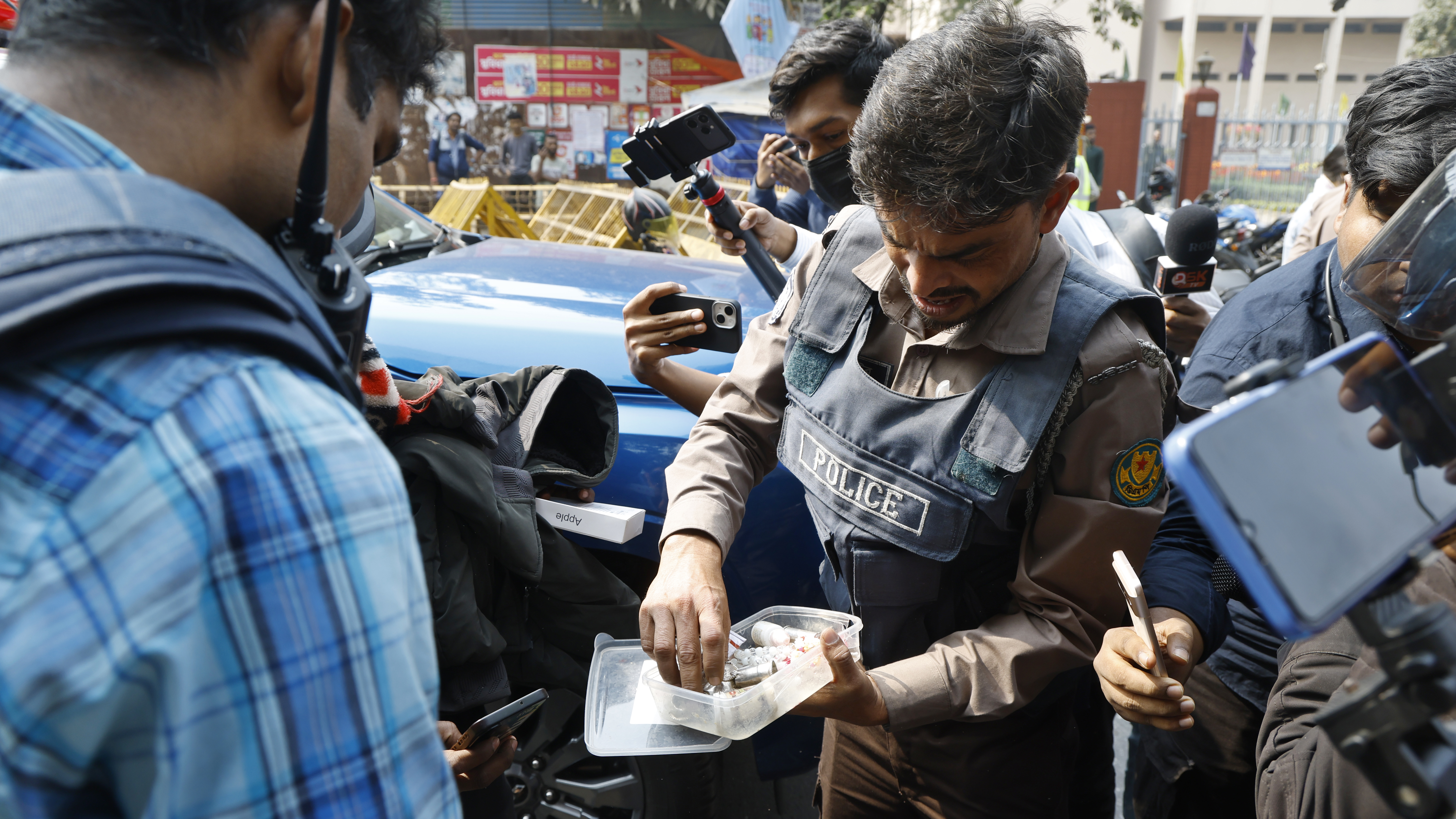এসময় সন্দেহভাজন ব্যক্তিদের ব্যাগ চেক করা হয়