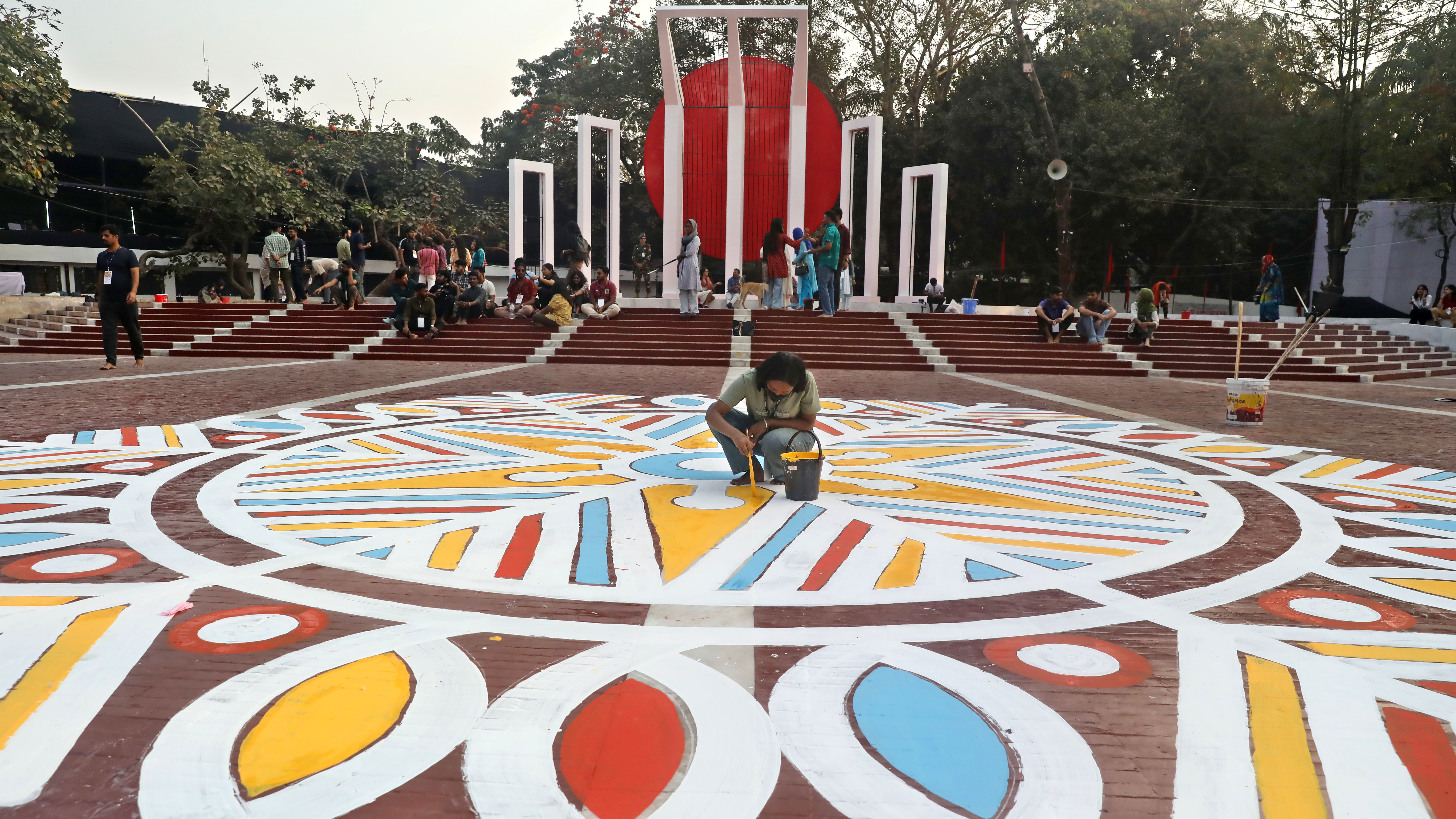 শহীদ মিনারের বেদীতে করা হচ্ছে আল্পনা