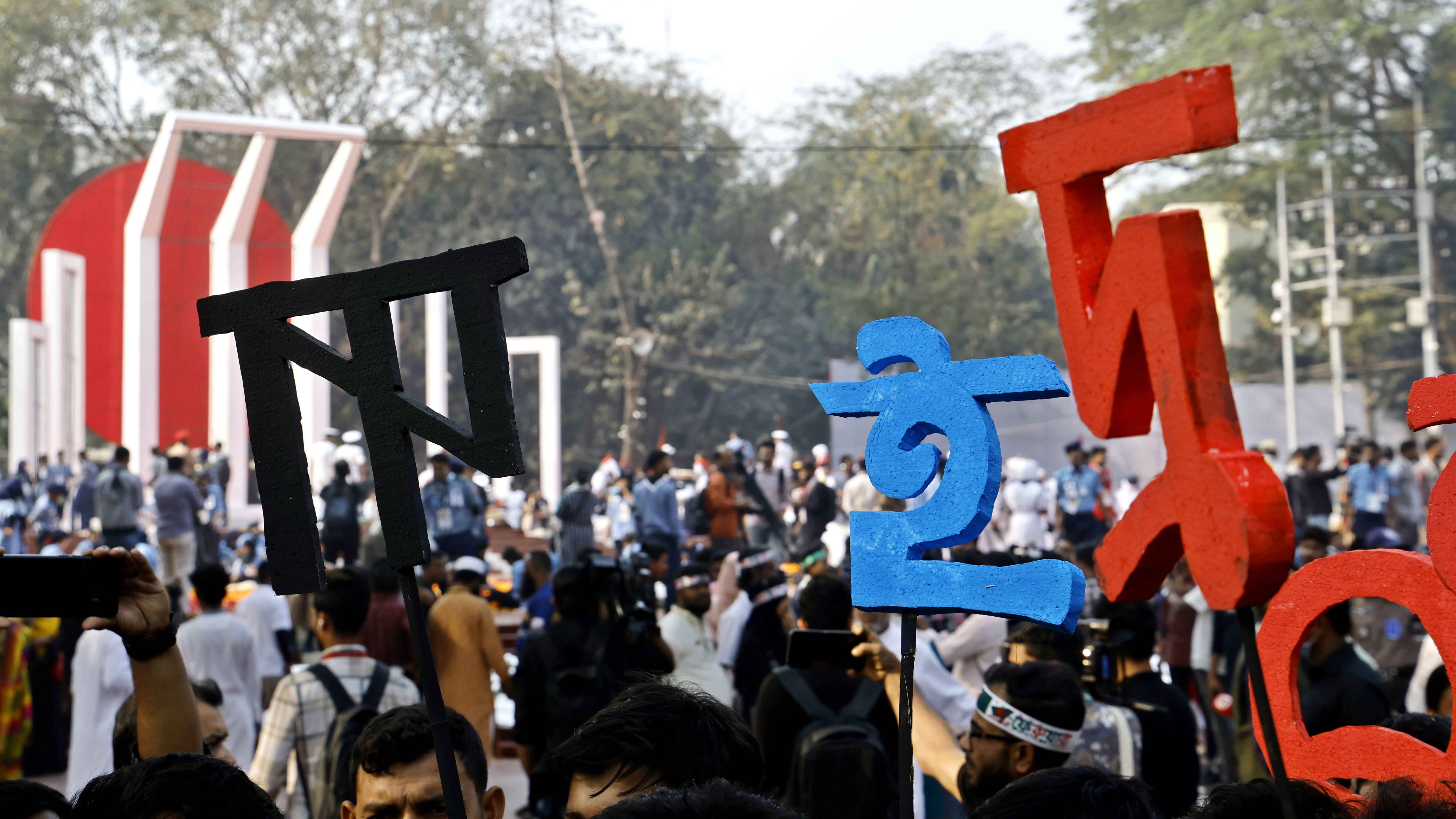 বিভিন্ন দেশের বর্ণমালা হাতে নিয়ে শহীদ মিনারে আসেন অনেকে