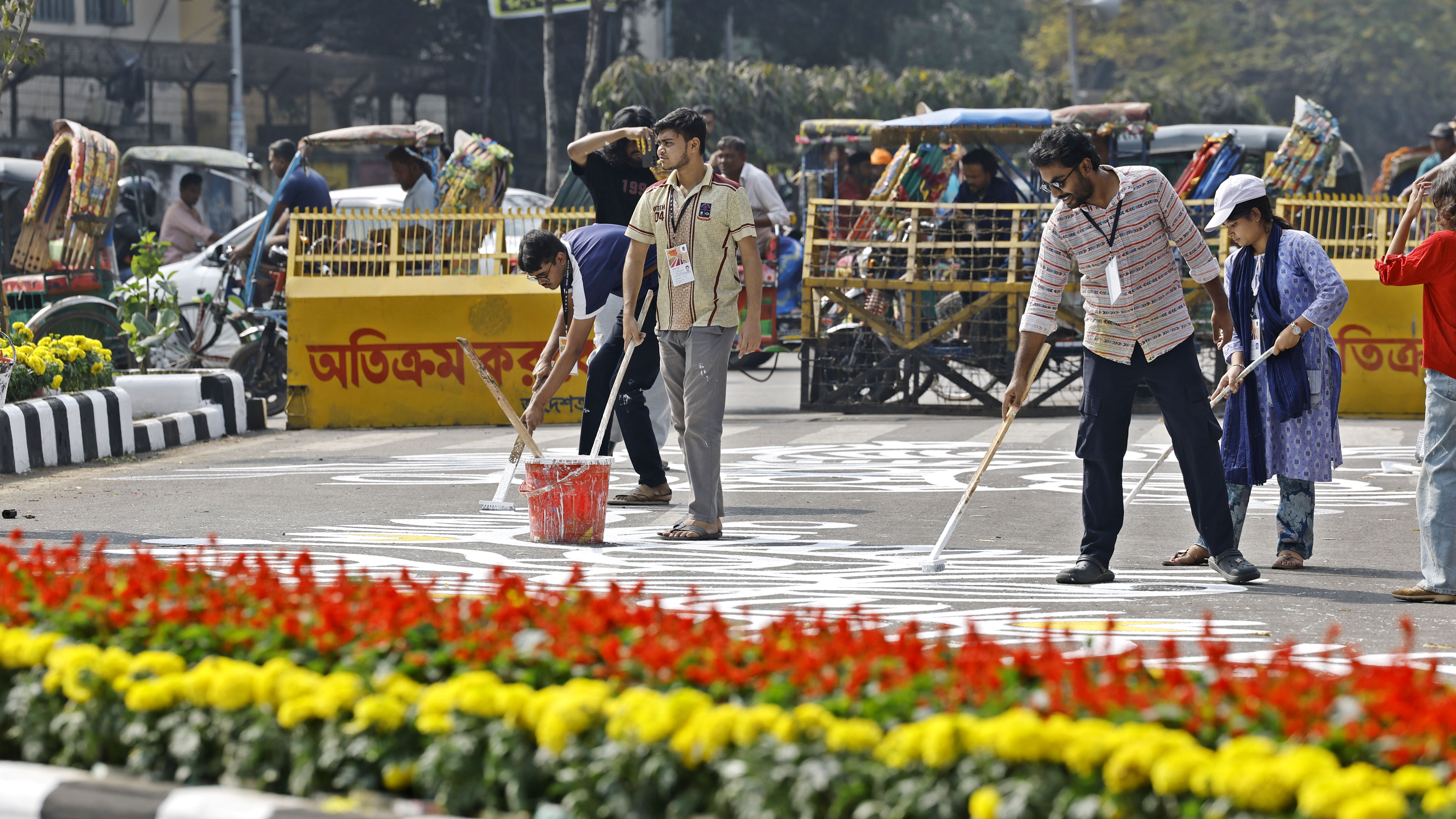 সৌন্দর্যবর্ধনের জন্য রাস্তায় বসানো হয়েছে অস্থায়ী ফুলের গাছ