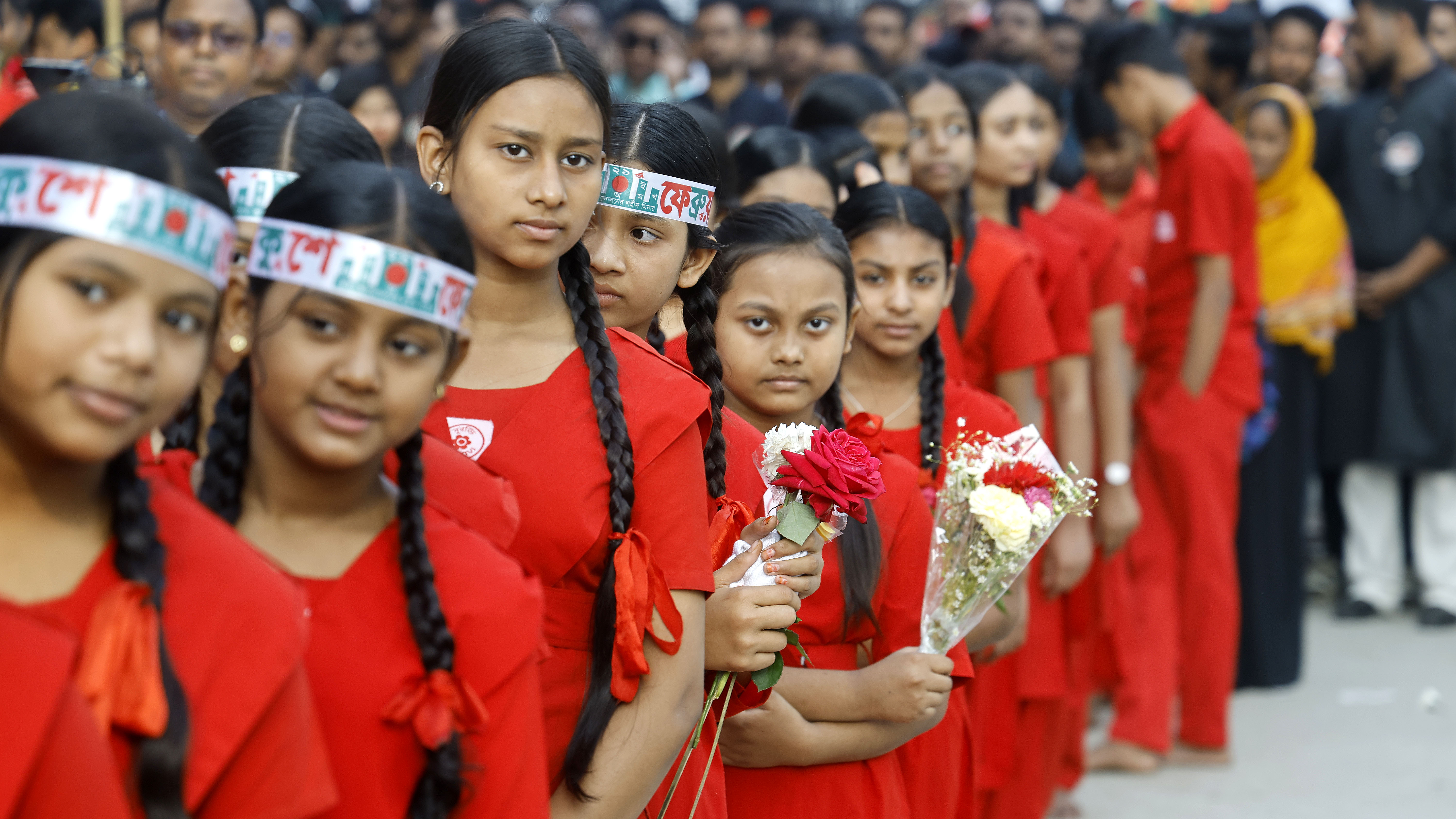 স্কুল থেকেও শ্রদ্ধা জানাতে আসে কোমলমতি শিক্ষার্থীরা