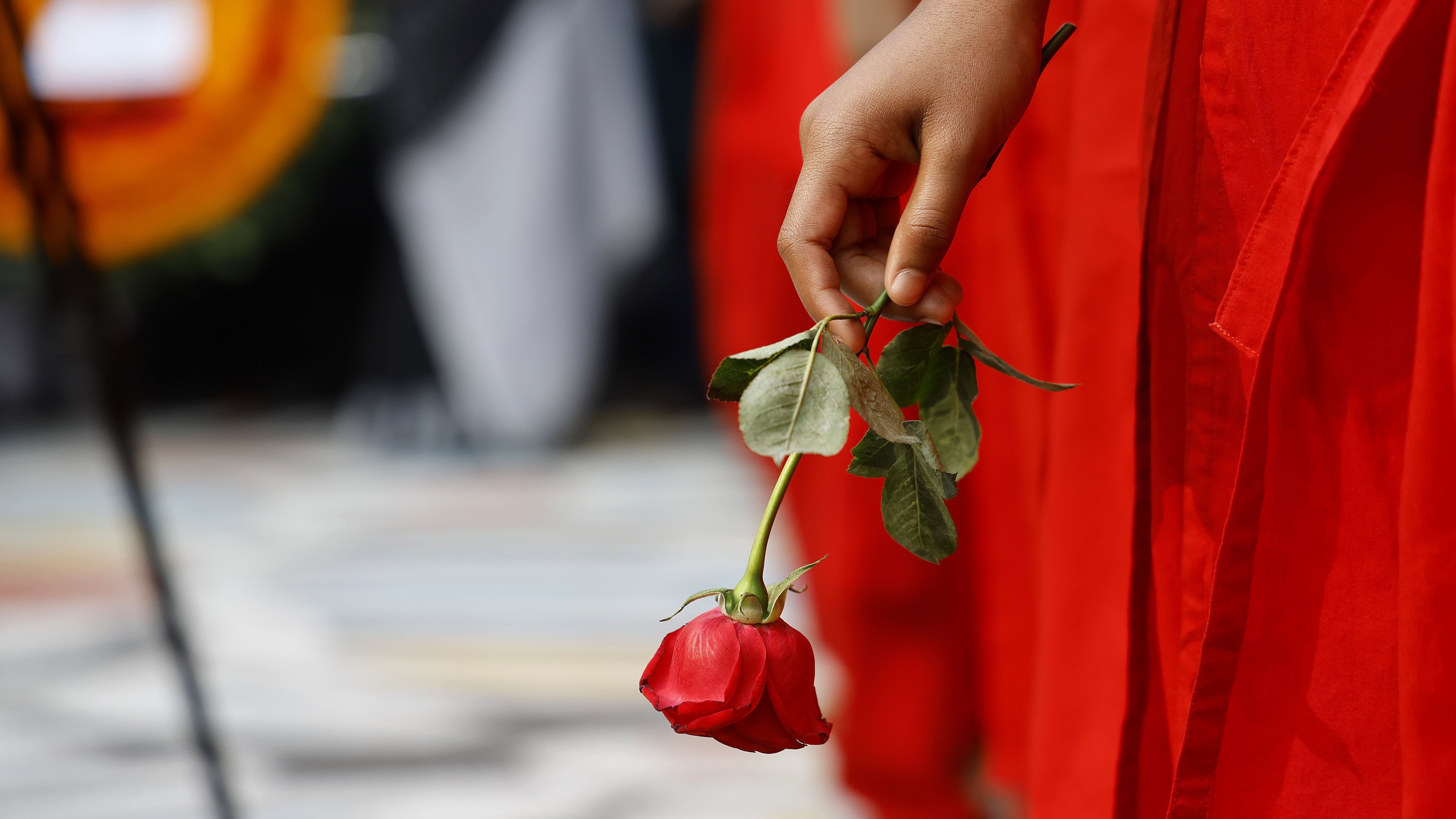 শ্রদ্ধা জানাতে যে যার মতো হাতে করে নিয়ে আসেন ফুল